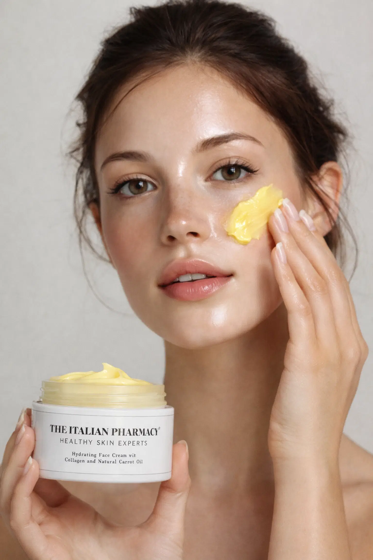 Una mujer aplica una generosa cantidad de Crema Facial Hidratante en su mejilla