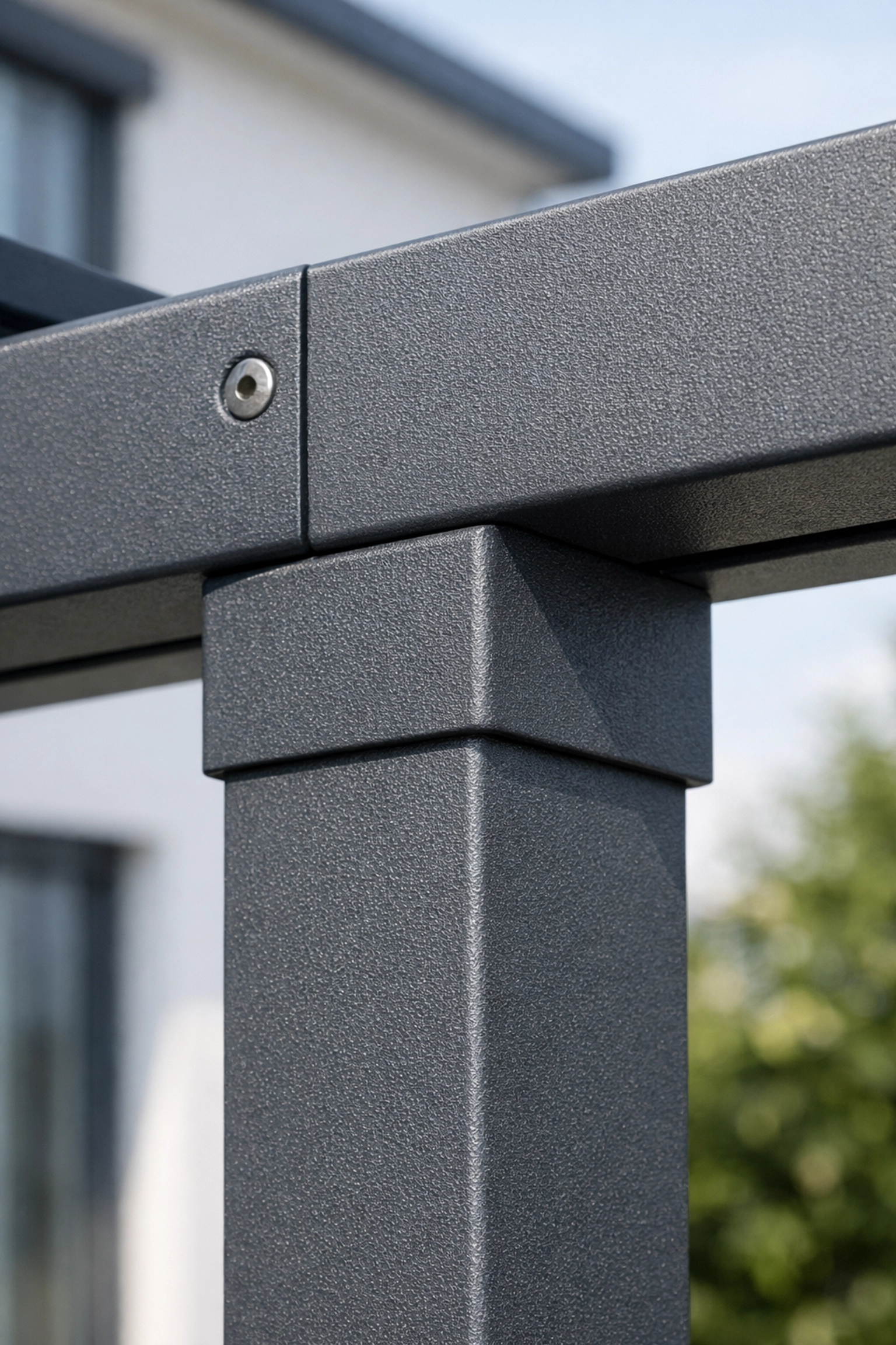 Hochwertige Terrassenüberdachung in Wien: Detail der langlebigen Aluminium-Pulverbeschichtung in Basaltgrau.