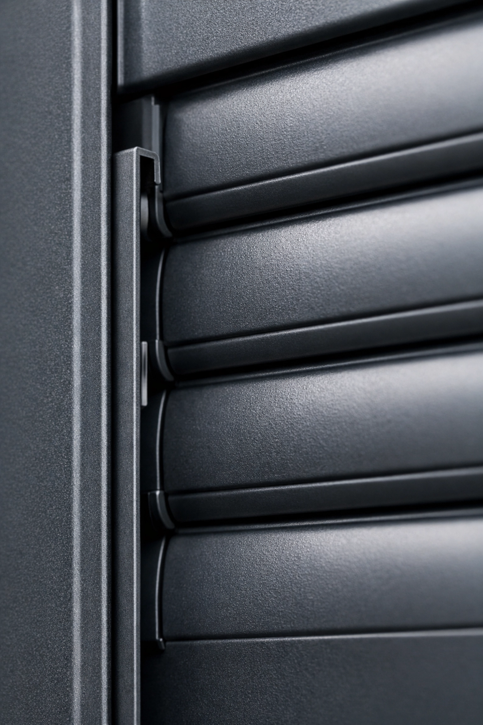 Detailansicht eines anthrazitfarbenen Aluminium-Rollladens für Sicherheit und Ruhe in Wien.