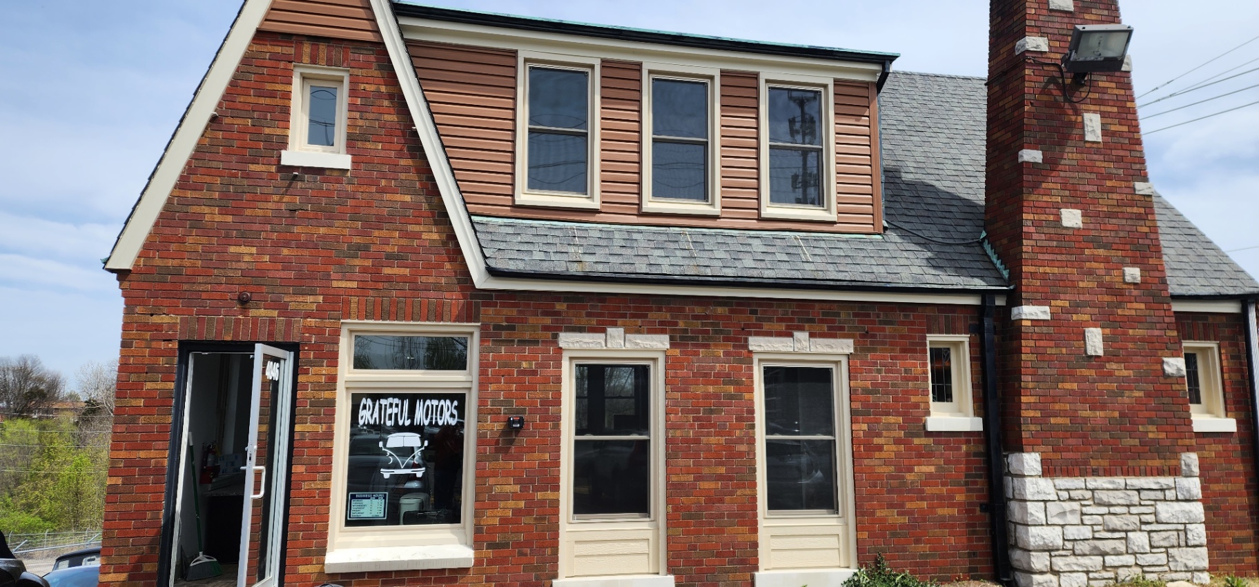 The brick exterior of the Grateful Motors dealership office on Jeffco Blvd in Arnold, Missouri