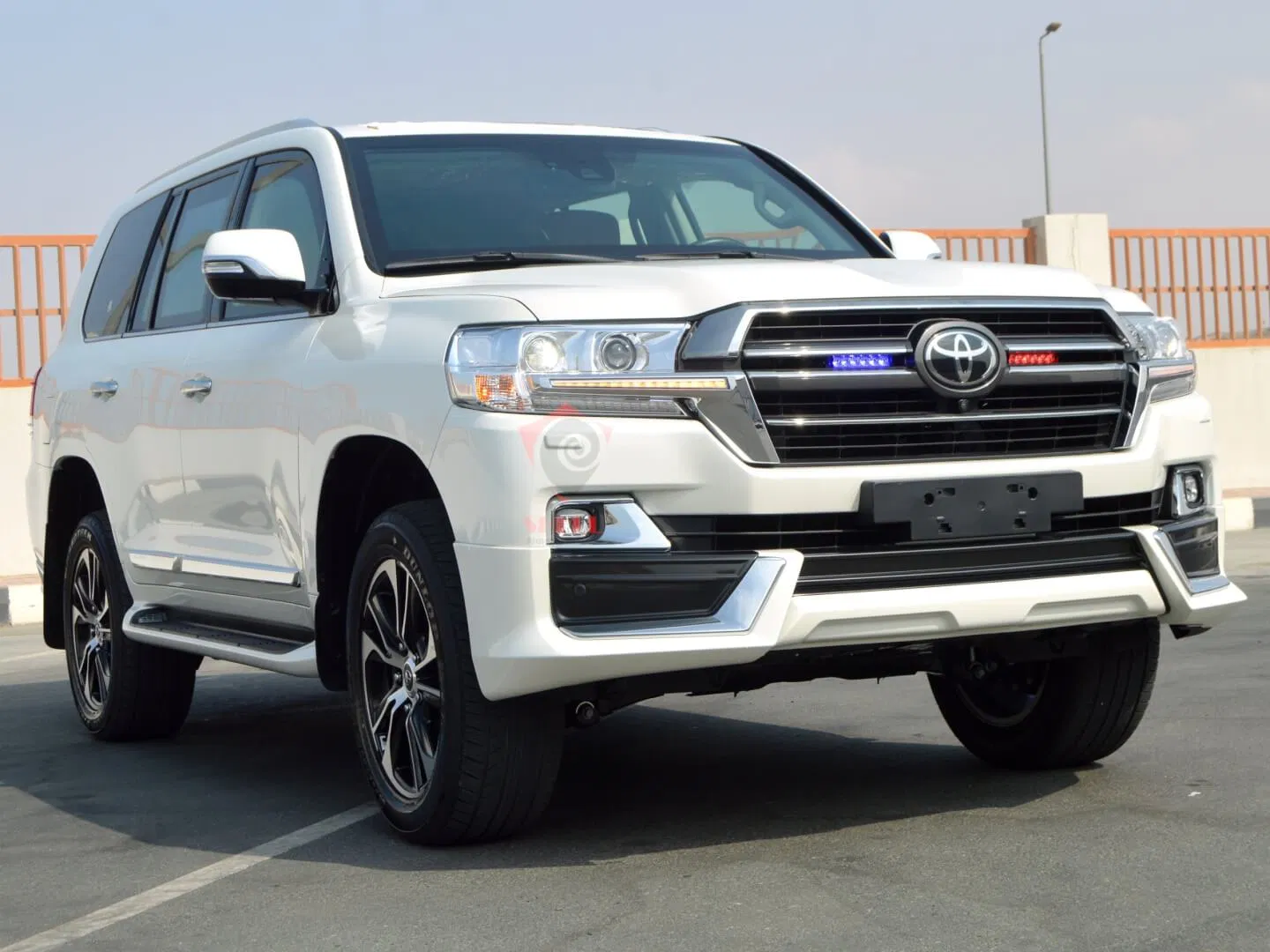 911 medellin Armored white Toyota Land Cruiser equipped with VIP-grade security features, including integrated red and blue emergency lights. Used by Elite Bodyguards for secure executive and VIP transport in Medellin, blending comfort, advanced protection, and rapid armed response capabilities.