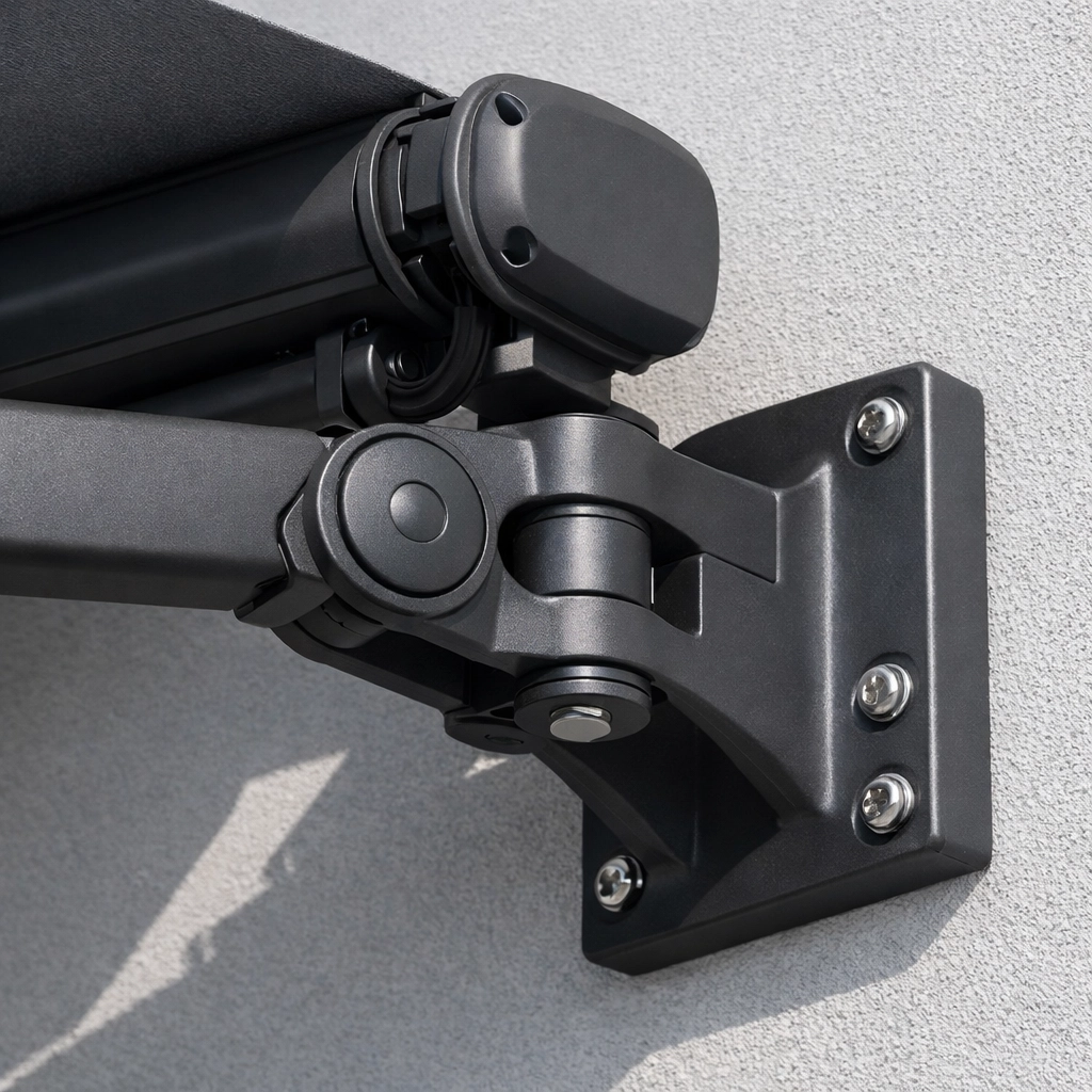 Robuster Gelenkarm einer Markise nach Maß, fachgerecht montiert an einer Hausfassade in Niederösterreich.