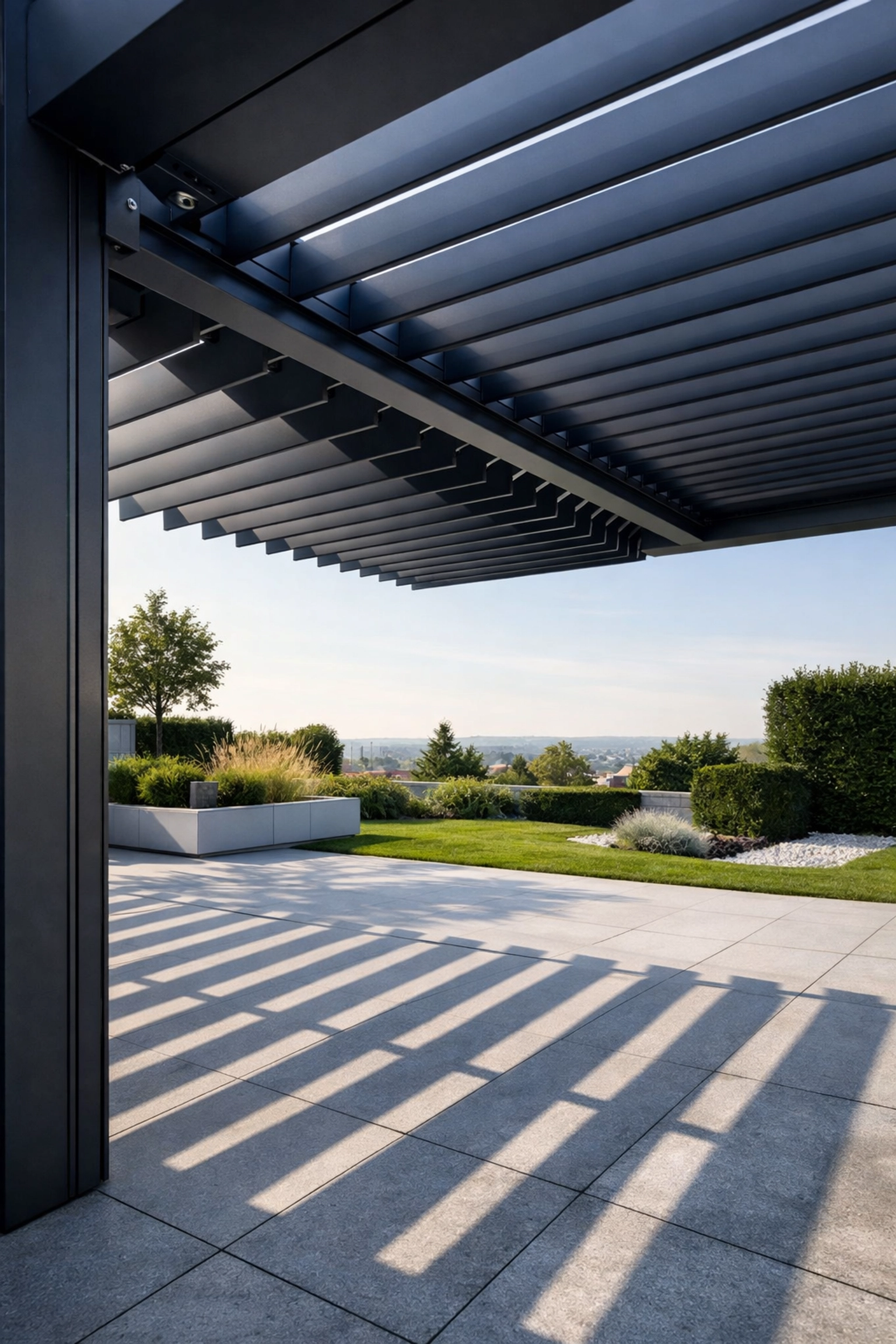 Modernes anthrazitfarbenes Lamellendach in Wien mit verstellbaren Lamellen für optimale Beschattung.