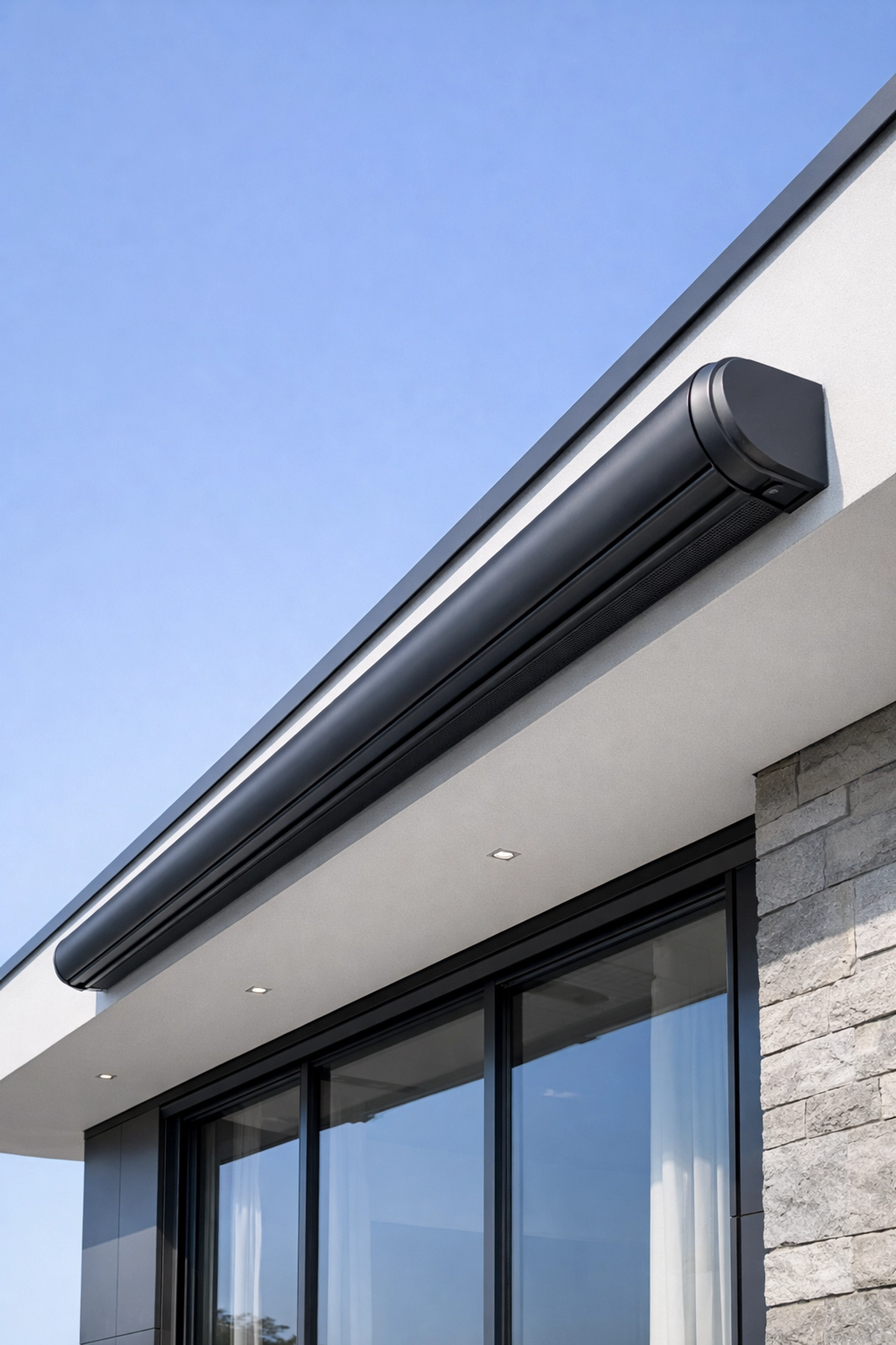 Hochwertige Kassettenmarkise aus Aluminium in Anthrazit zum Schutz von Tuch und Technik.