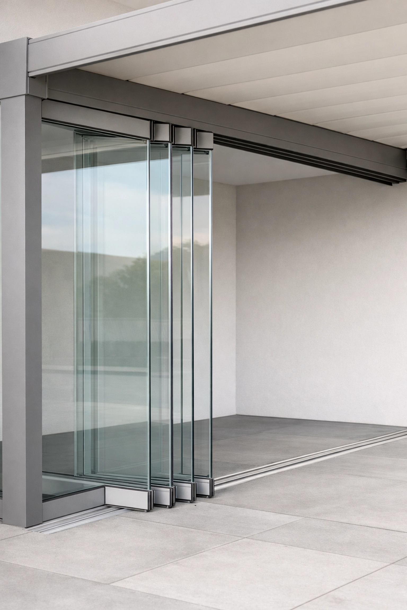 Terrassenüberdachung in Wien mit Glasschiebeelementen als flexibler Windschutz und Seitenschutz.