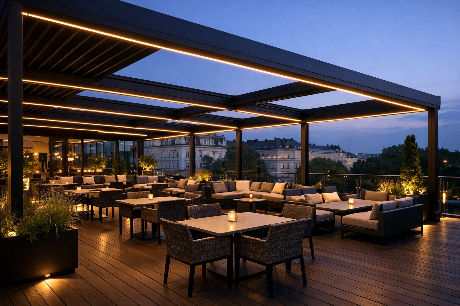 Großflächige Pergola-Lösung für die Gastronomie in Wien mit integrierter LED-Beleuchtung am Abend.