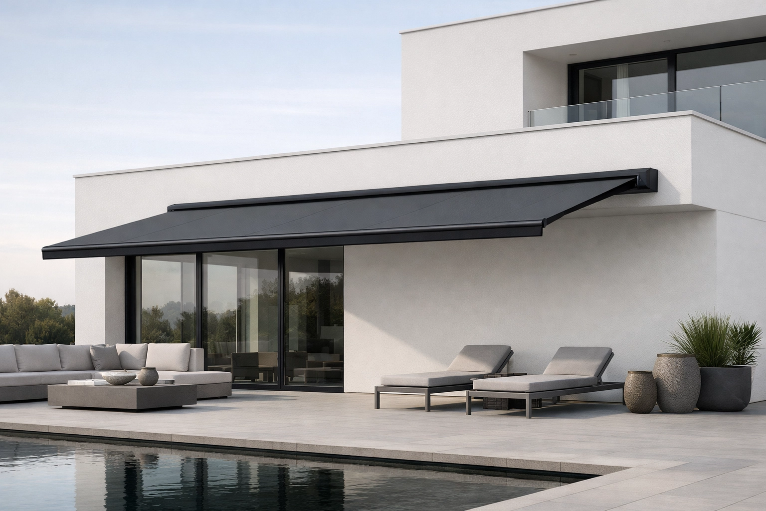 Anthrazitfarbene Kassettenmarkise nach Maß an einer modernen weißen Hausfassade in Wien.