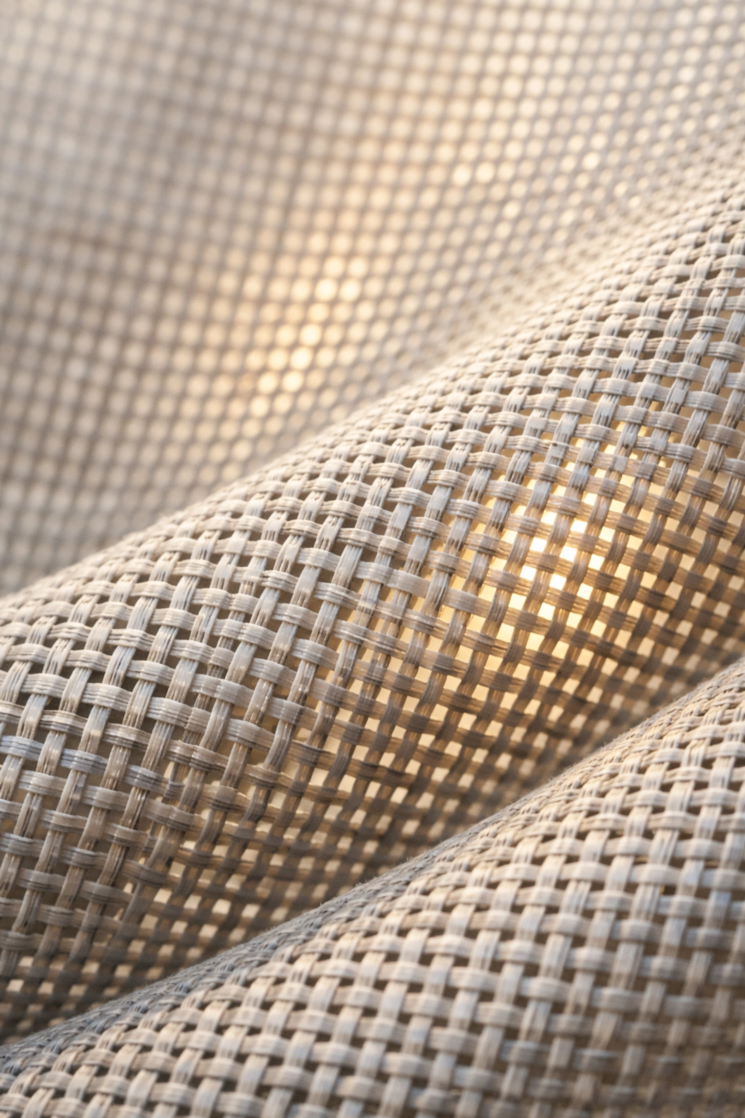 Lichtdurchlässiges Screen-Gewebe für Zip Screens zum Hitzeschutz ohne Verdunkelung.