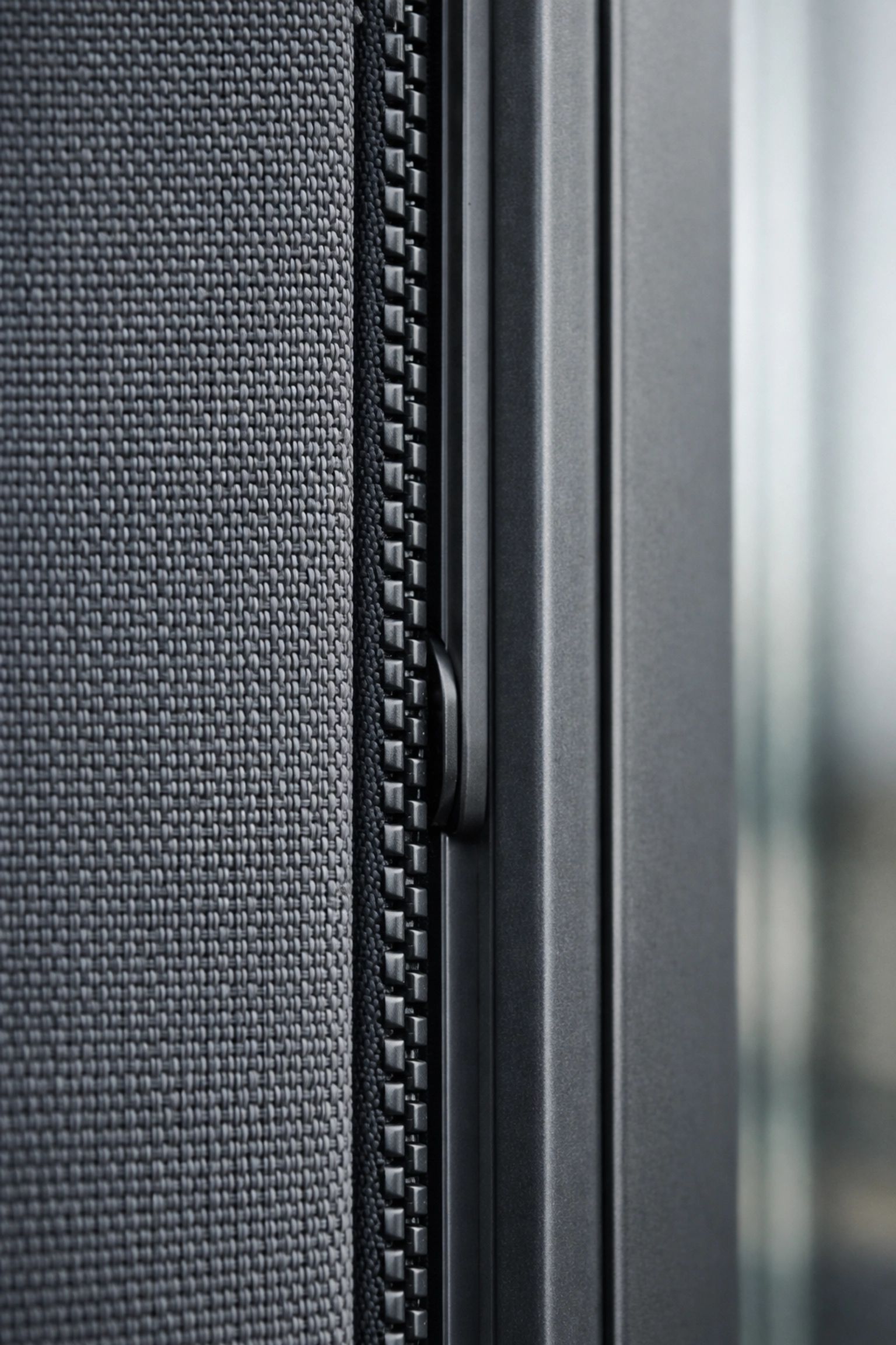 Detailaufnahme einer Zip Screen Führungsschiene für lückenlosen Sonnenschutz und Insektenschutz in Wien.