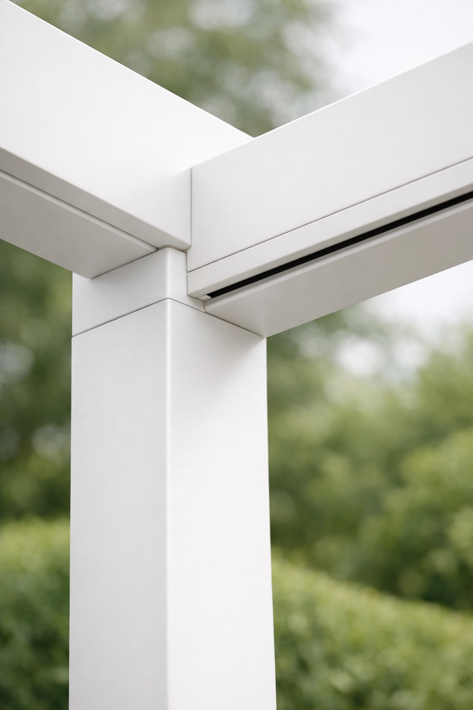 Detail einer stabilen Pergola Wien aus Aluminium mit integrierter Entwässerung für die Terrasse.