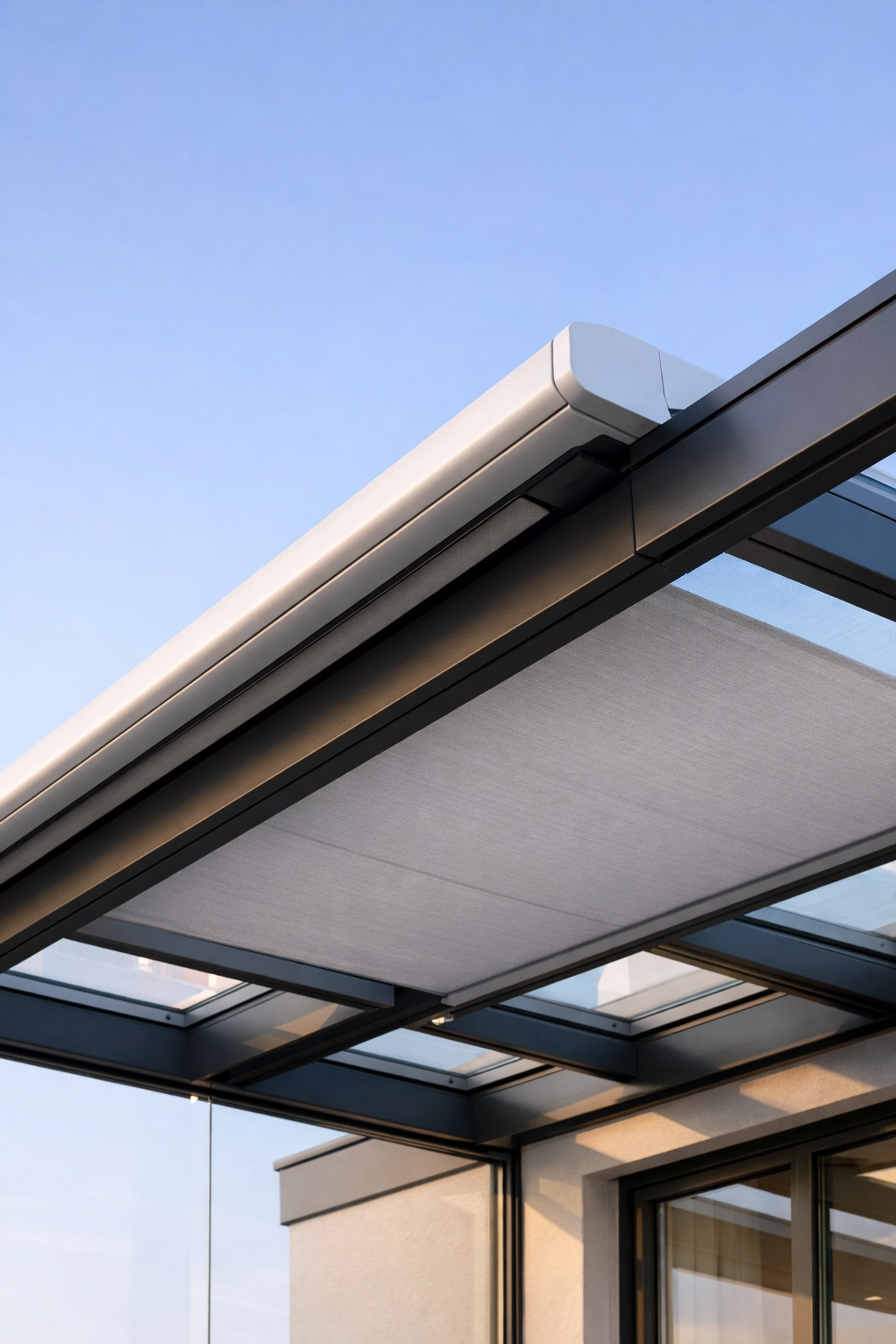 Professionell installierte Aufglasmarkise auf einem modernen Glasdach als Referenzprojekt von Temel Planen.