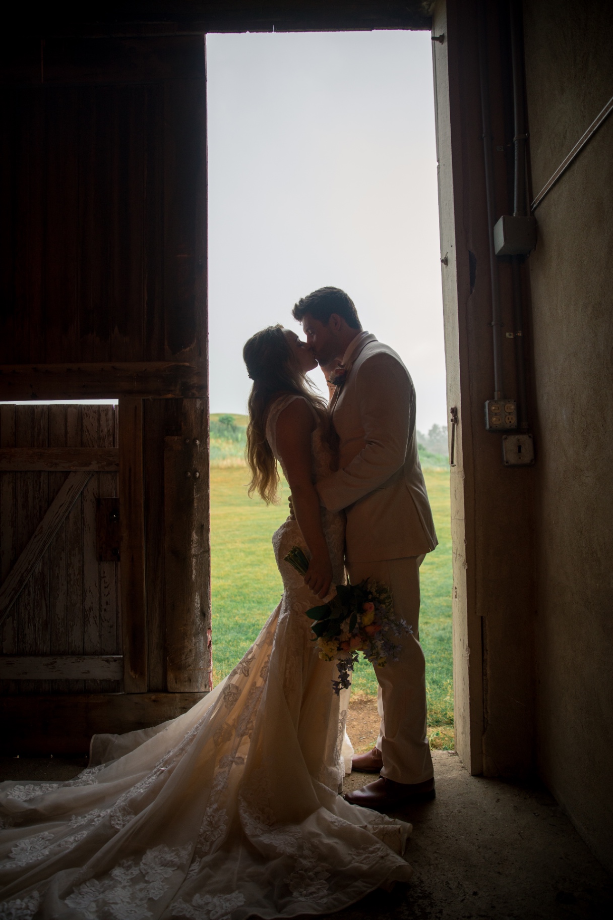 rachel and andrew at olde homestead golf club on a rainy wedding day