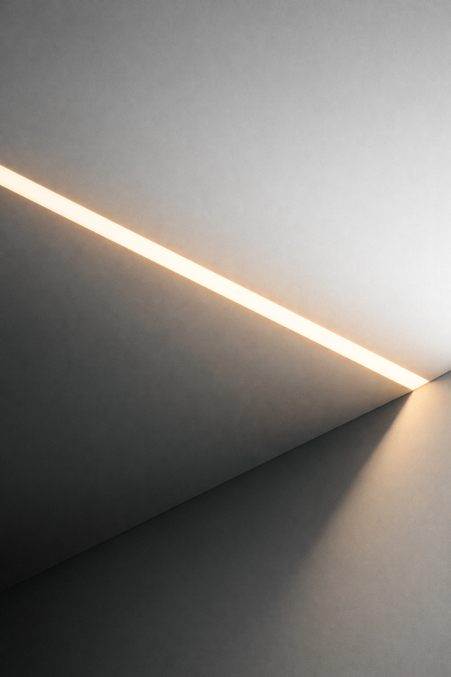Éclairage LED linéaire sans points visible avec diffuseur opaque pour un effet ruban de lumière continu.