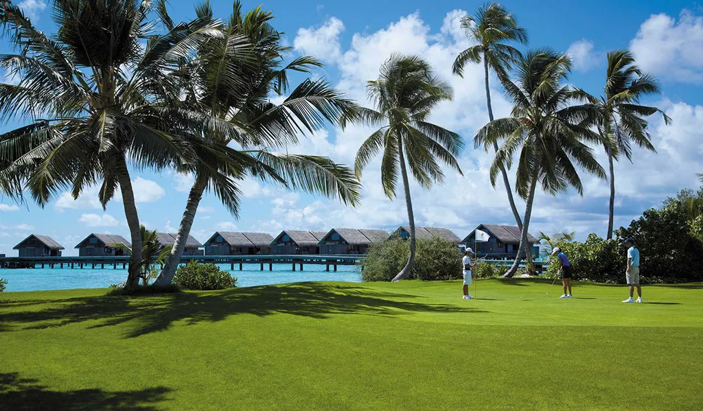 guests-golf-maldives-resort-villas-palm-trees-lagoon