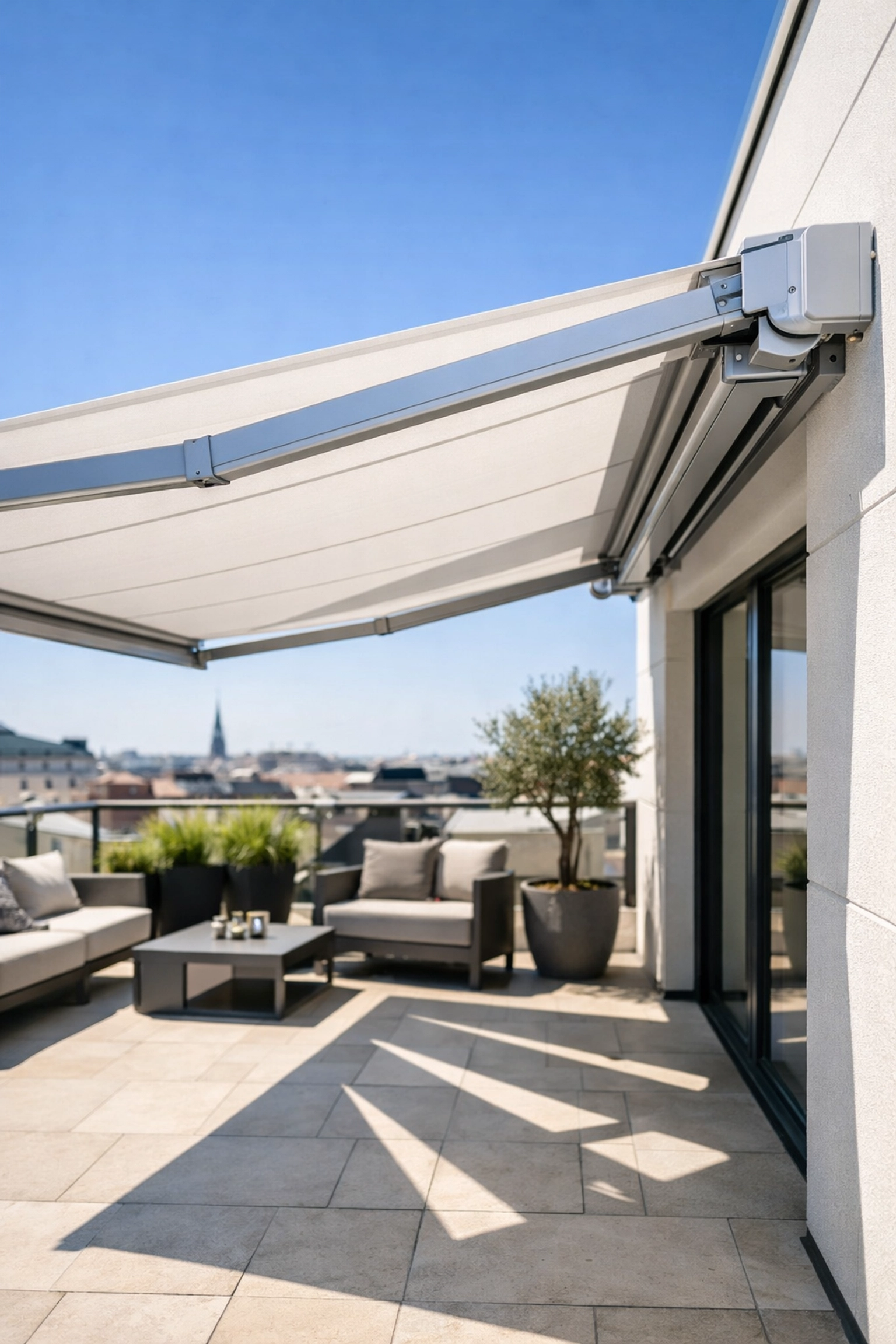 Moderne Terrasse in Wien mit ausgefahrener Markise nach Maß und Sonnenschutz