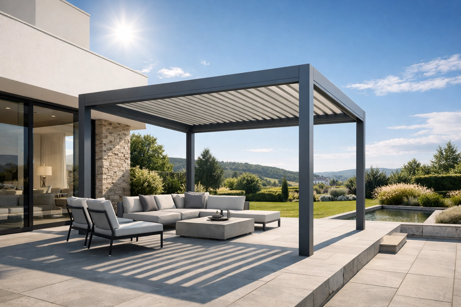 Freistehende Aluminium-Pergola als modernes Outdoor-Wohnzimmer im Garten.