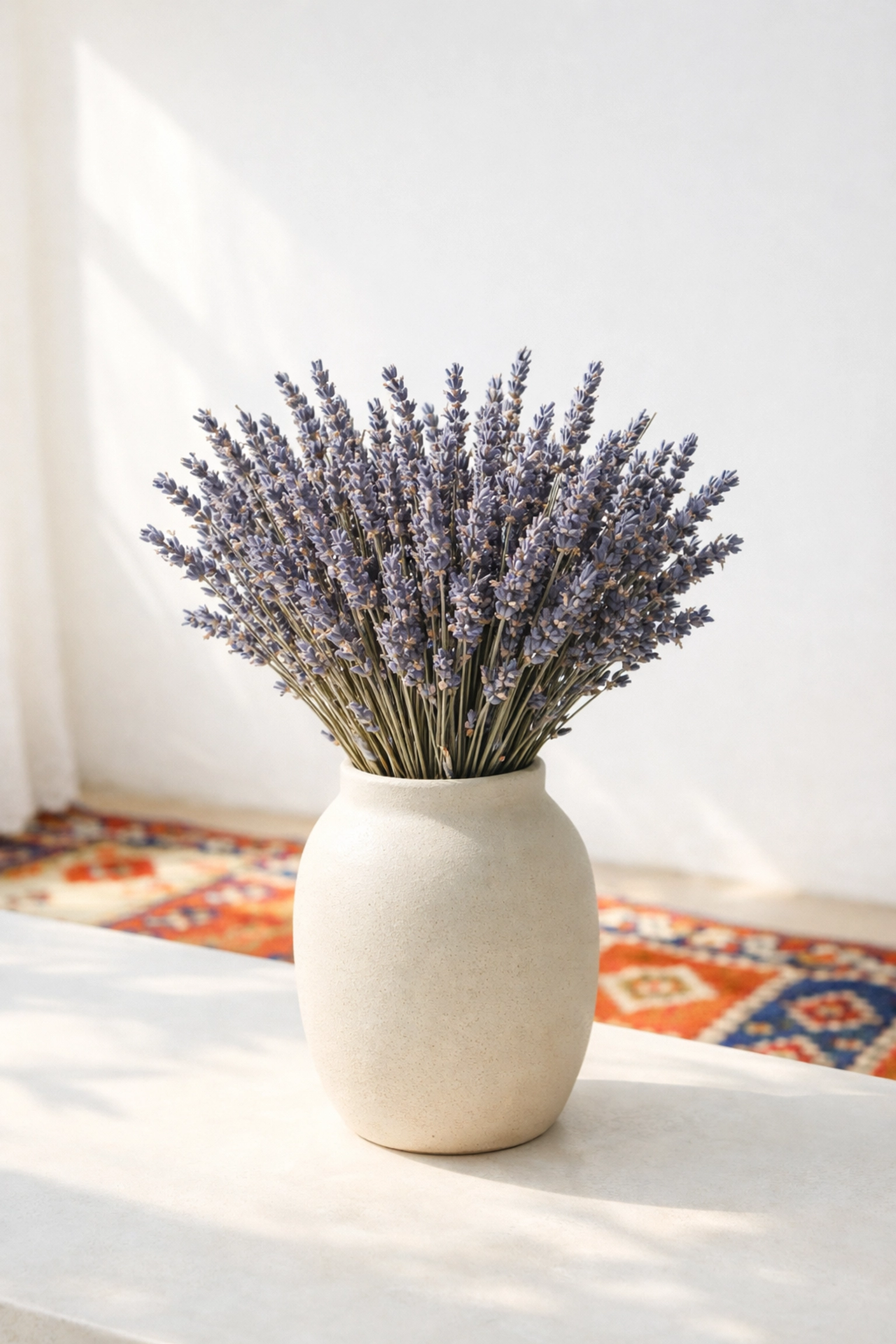 أزهار لافندر مغربي في فازة طينية لتعطير المنزل وتعقيمه بطريقة طبيعية