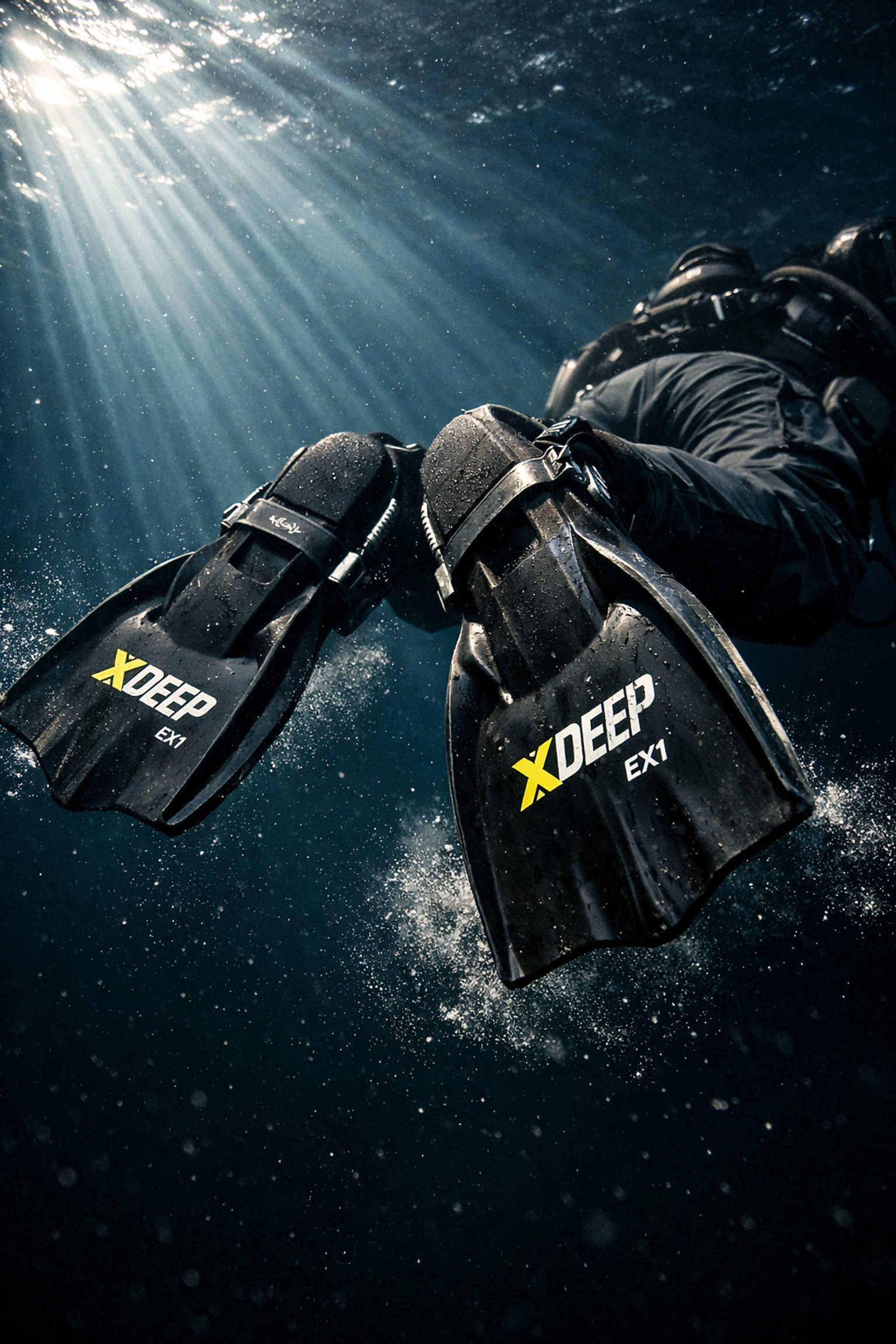 Tauchflossen Test: Die xDeep EX1 beim Frogkick in einer Unterwasser-Höhle.