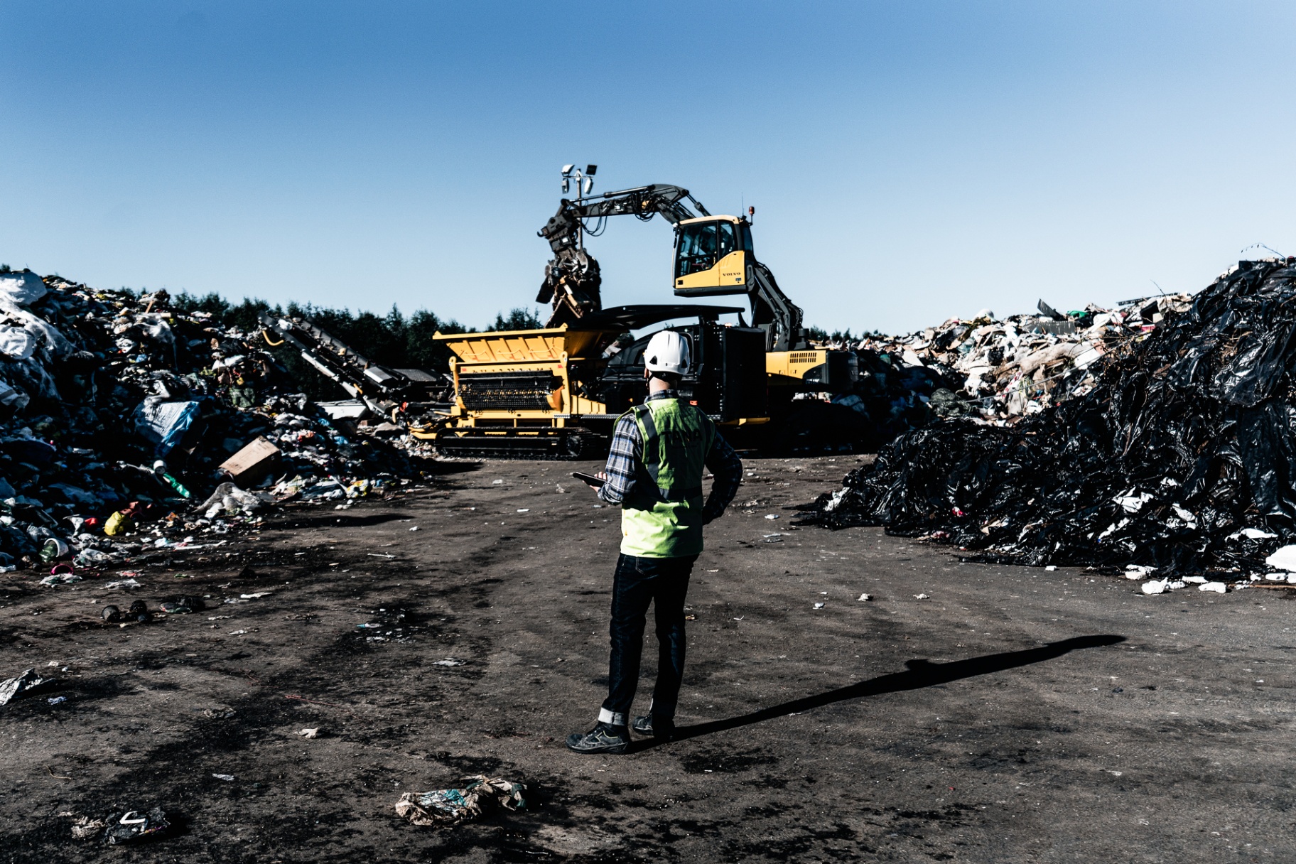 TANA Shark Slow Speed Shredder Operation at Landfill