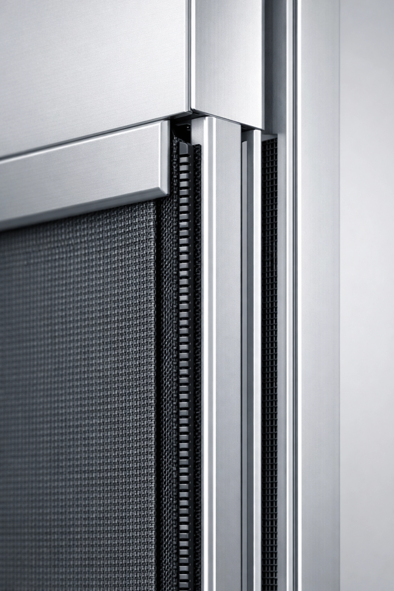 Zip Screen Führungsschiene mit integriertem Insektenschutz Wien für kühle Wohnräume.