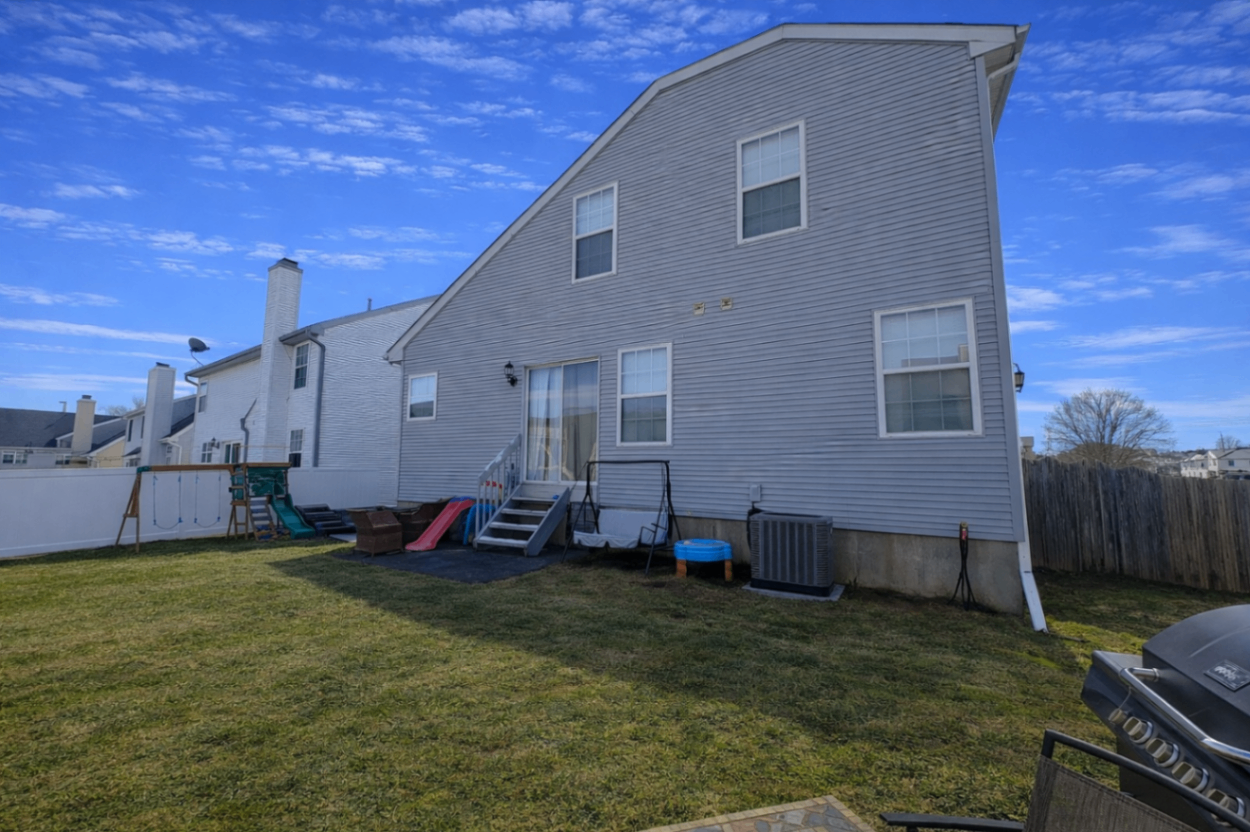 Spacious backyard Spacious backyard