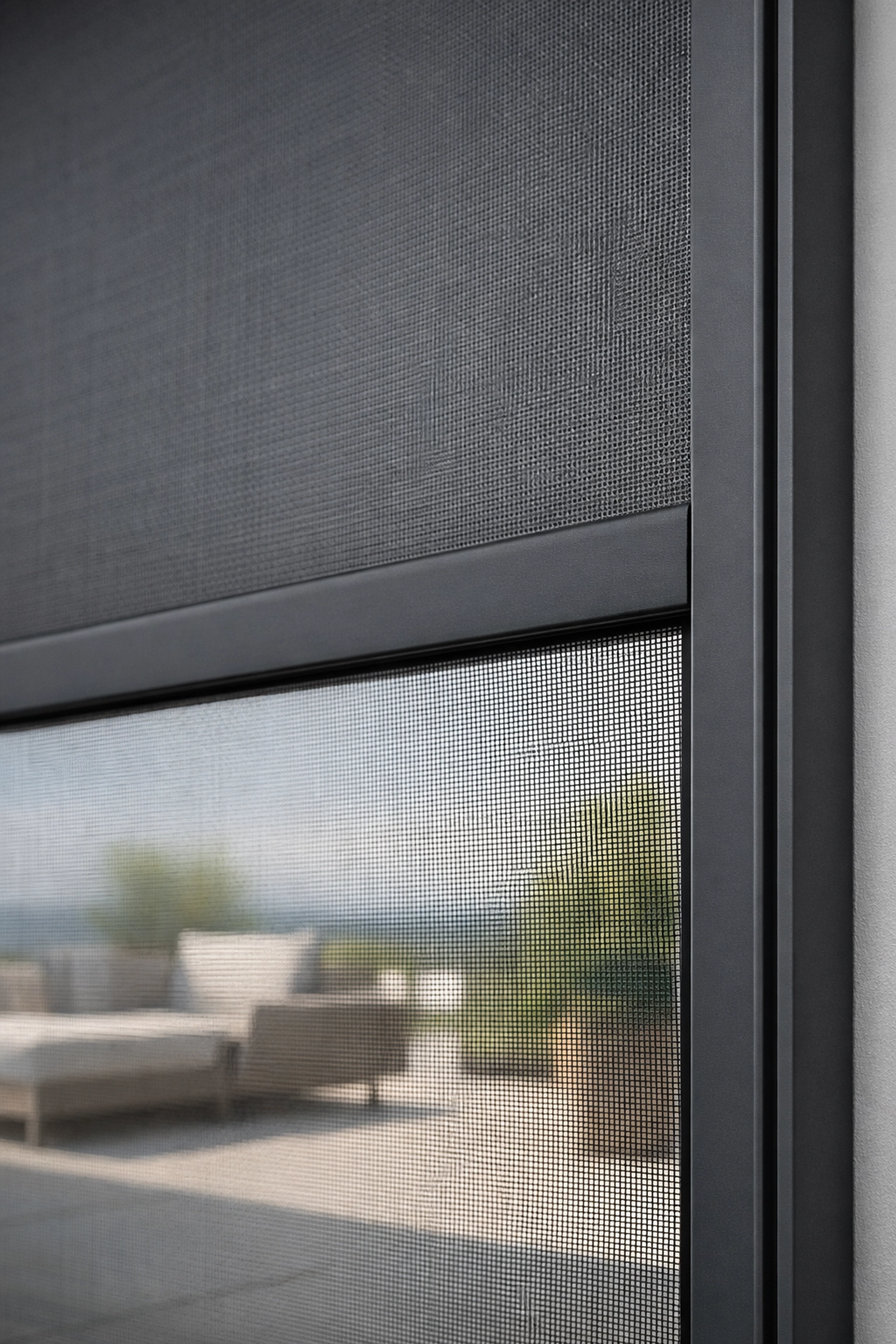 Moderner anthrazitfarbener Zip Screen Wien für effektiven Sonnenschutz und klare Durchsicht.