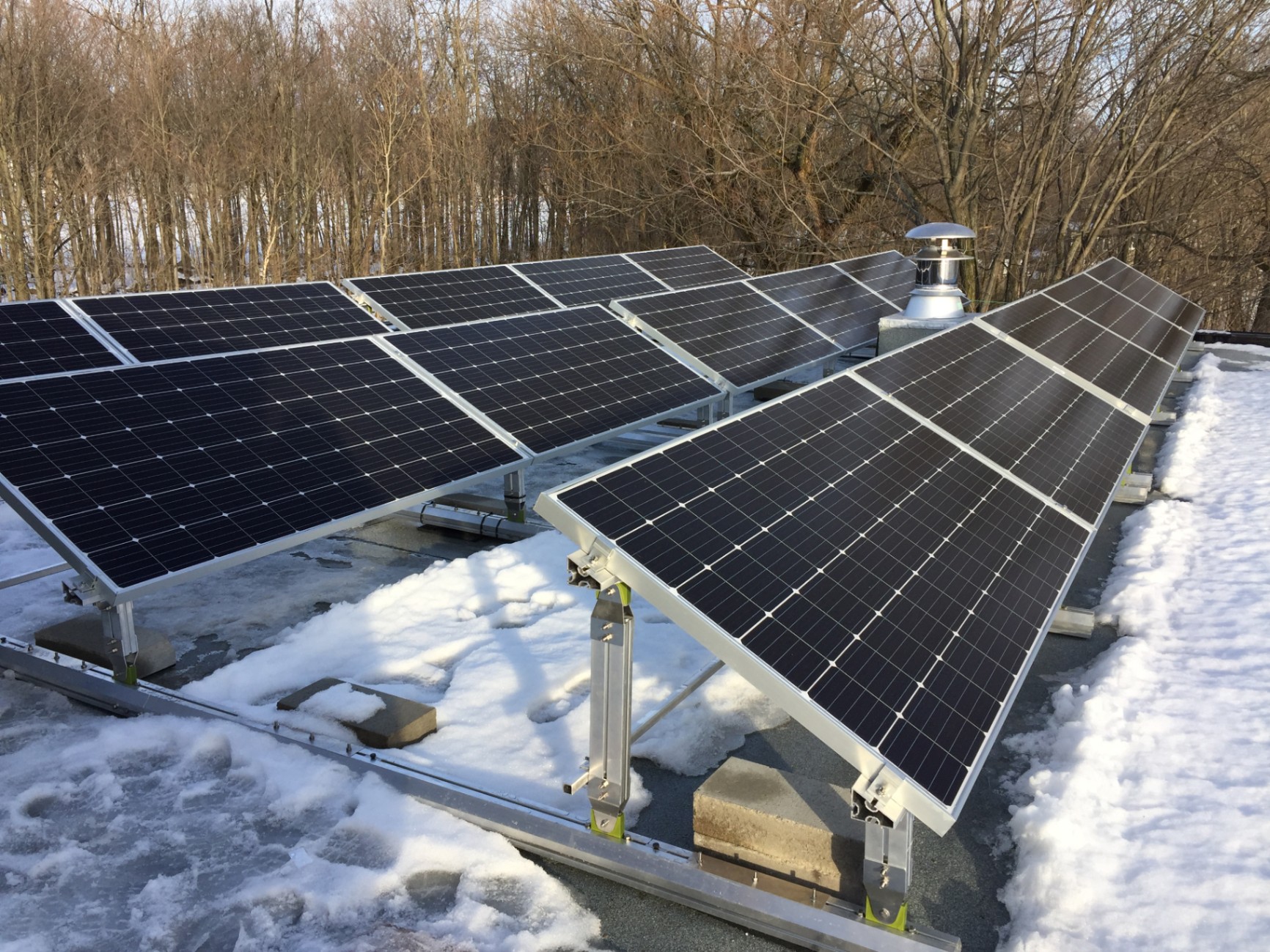 Installation de panneaux solaires photovoltaïques sur un toit plat optimisée pour le climat québécois