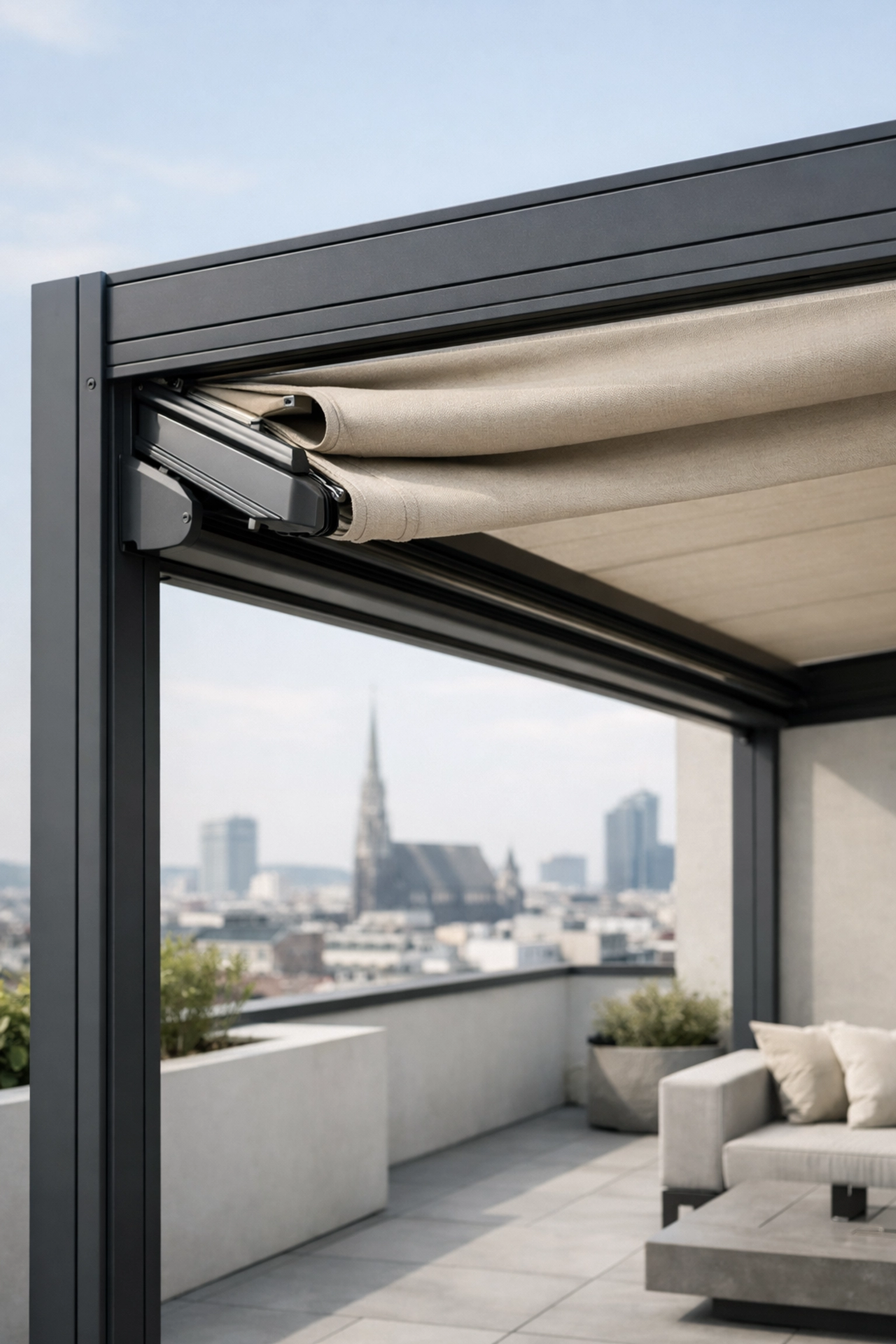 Moderne Pergolamarkise Wien auf einer Dachterrasse mit robustem Tuch und minimalistischem Design.