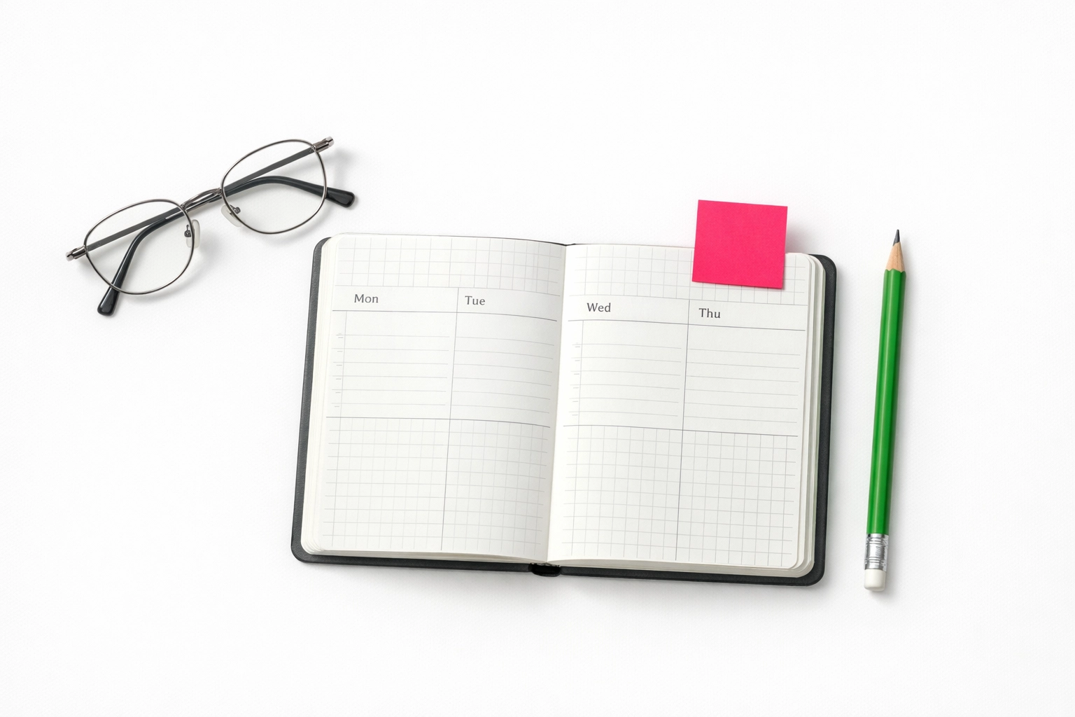 Georganiseerde papieren planner en bril bieden externe structuur voor persoonlijke leerbegeleiding op de basisschool.