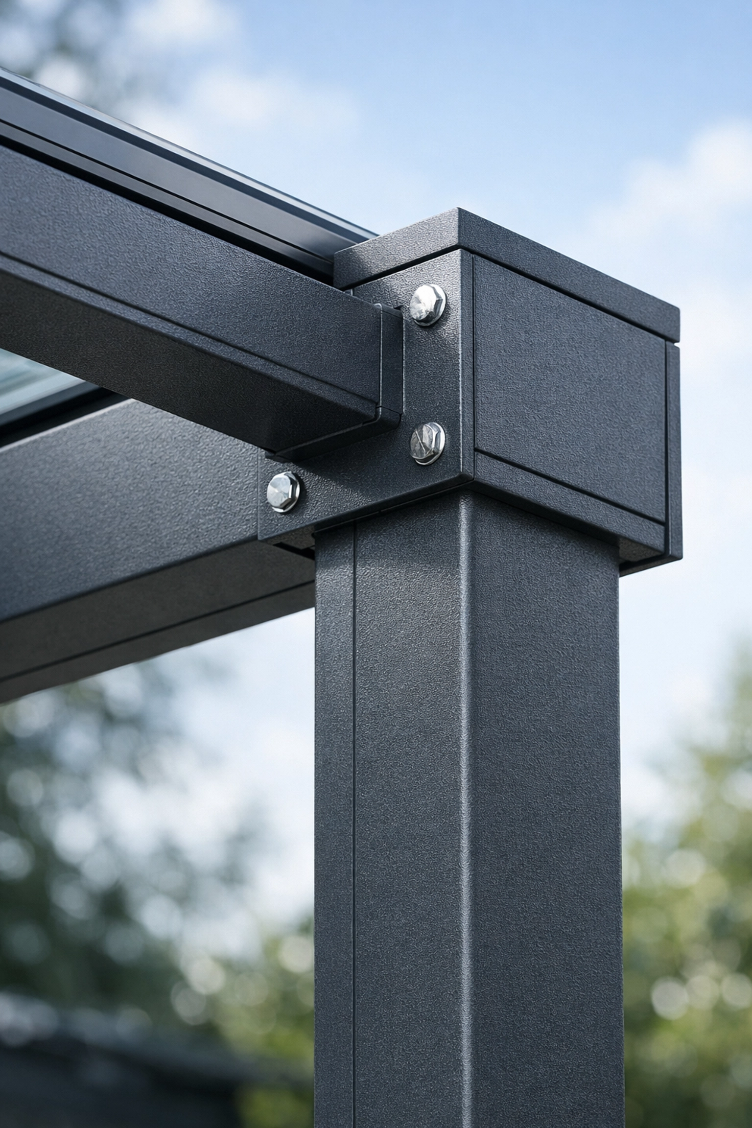 Robuste Aluminium-Konstruktion einer Terrassenüberdachung für hohe Statik und Schneelast in Wien.