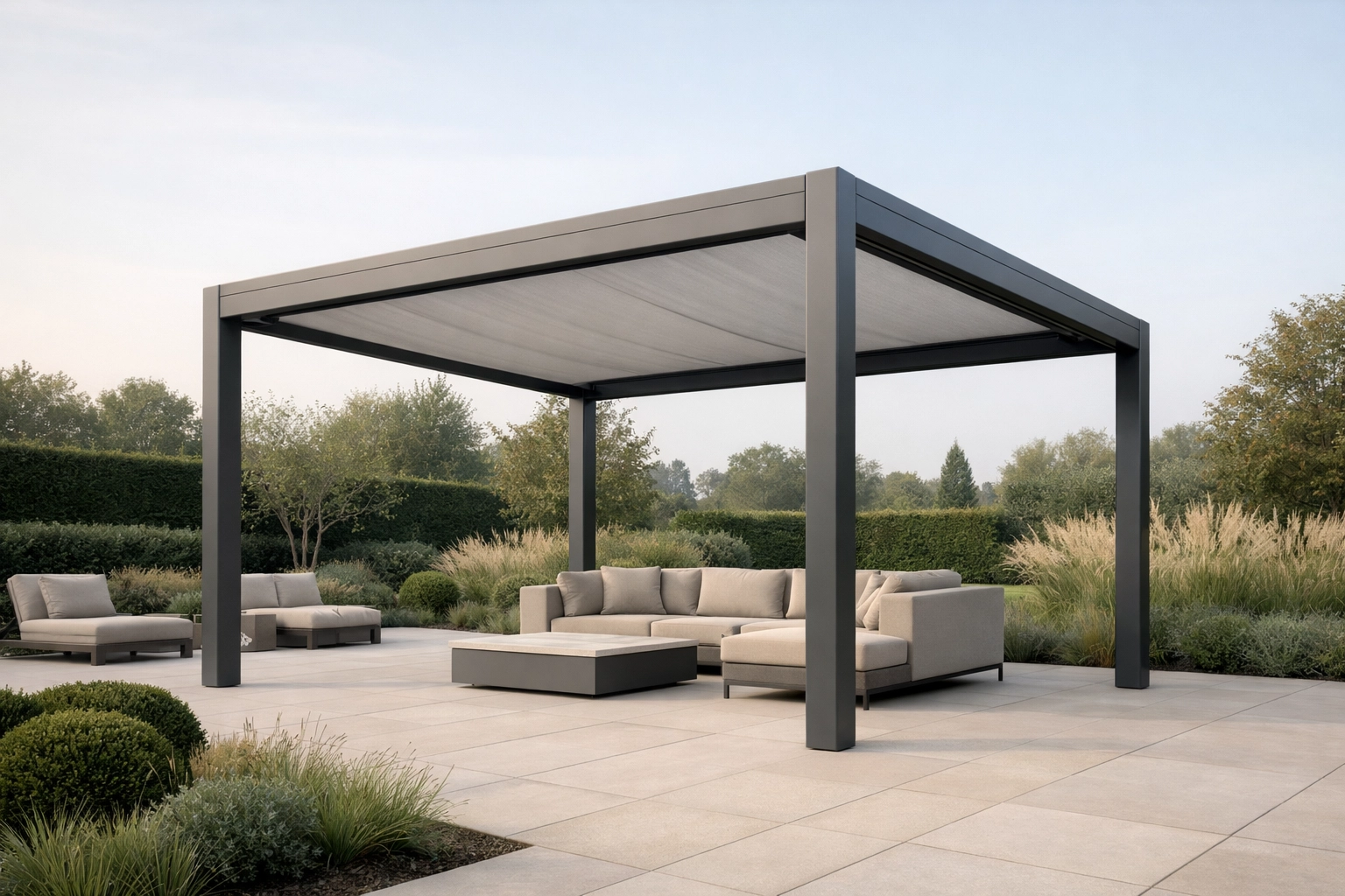 Moderne Pergola aus Aluminium mit grauem Stoffdach in einem Garten in Wien.