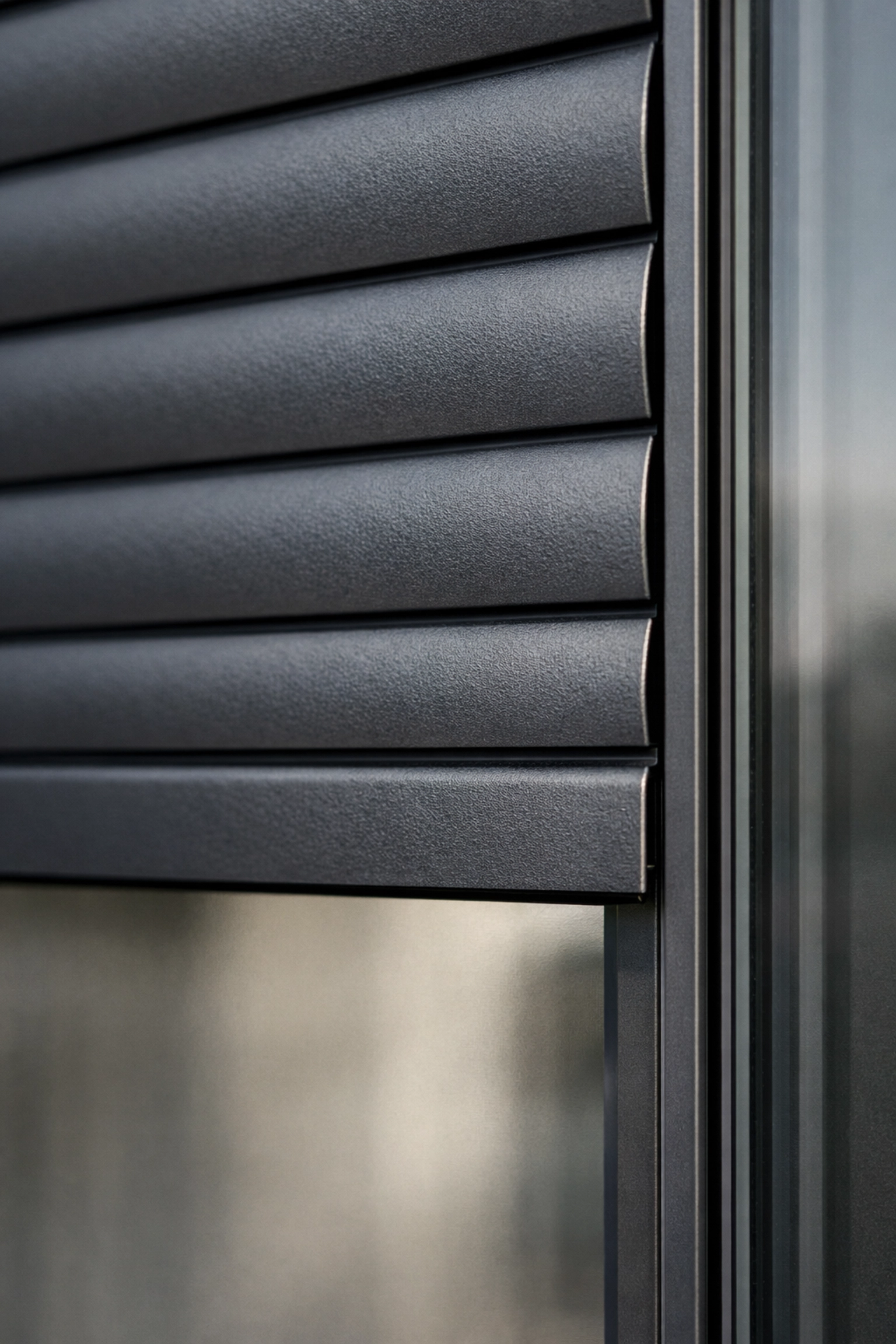 Moderner anthrazitfarbener Rollladen in Wien zur optimalen Wärmeisolierung am Fenster.