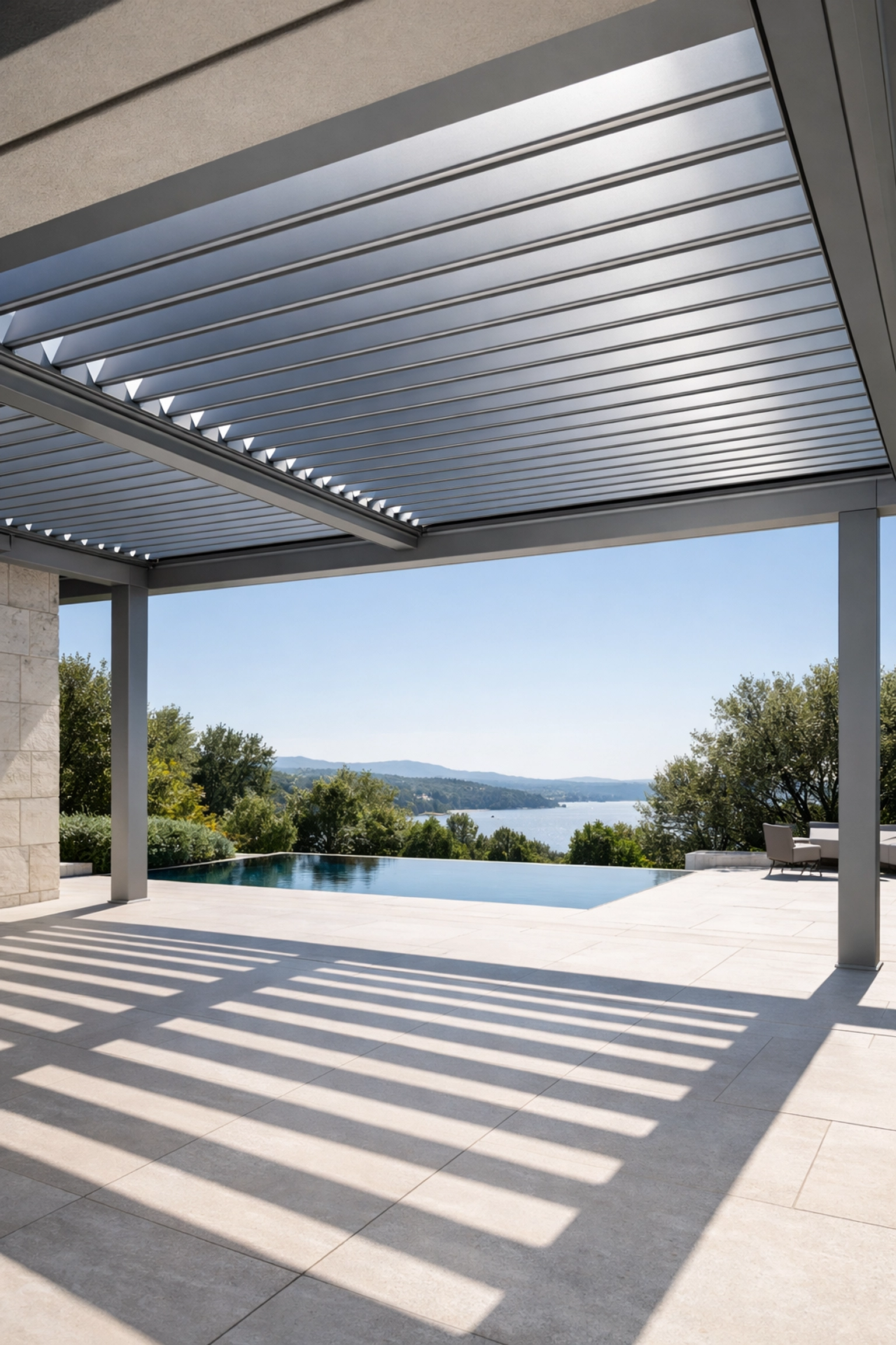 Modernes Lamellendach in Wien mit verstellbaren Aluminium-Lamellen auf einer Steinterrasse.