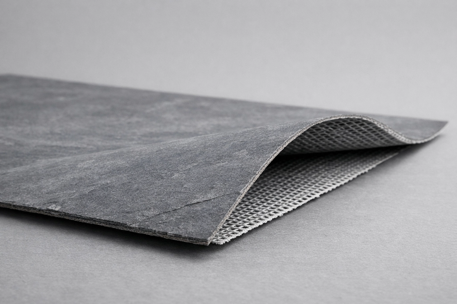 Panneau ultra-mince de la marque ECO-FLEXI MCM de Flexible Natural Stone™ par Angkop Corp avec un support en maille léger.