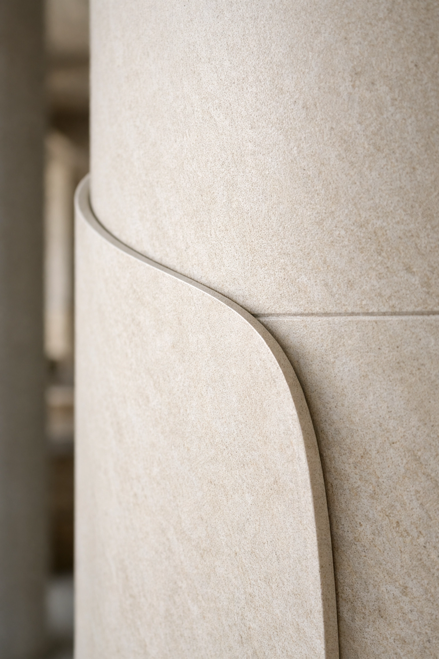 Colonne incurvée recouverte de la marque ECO-FLEXI MCM de Flexible Natural Stone™ par Angkop Corp montrant la flexibilité du matériau.