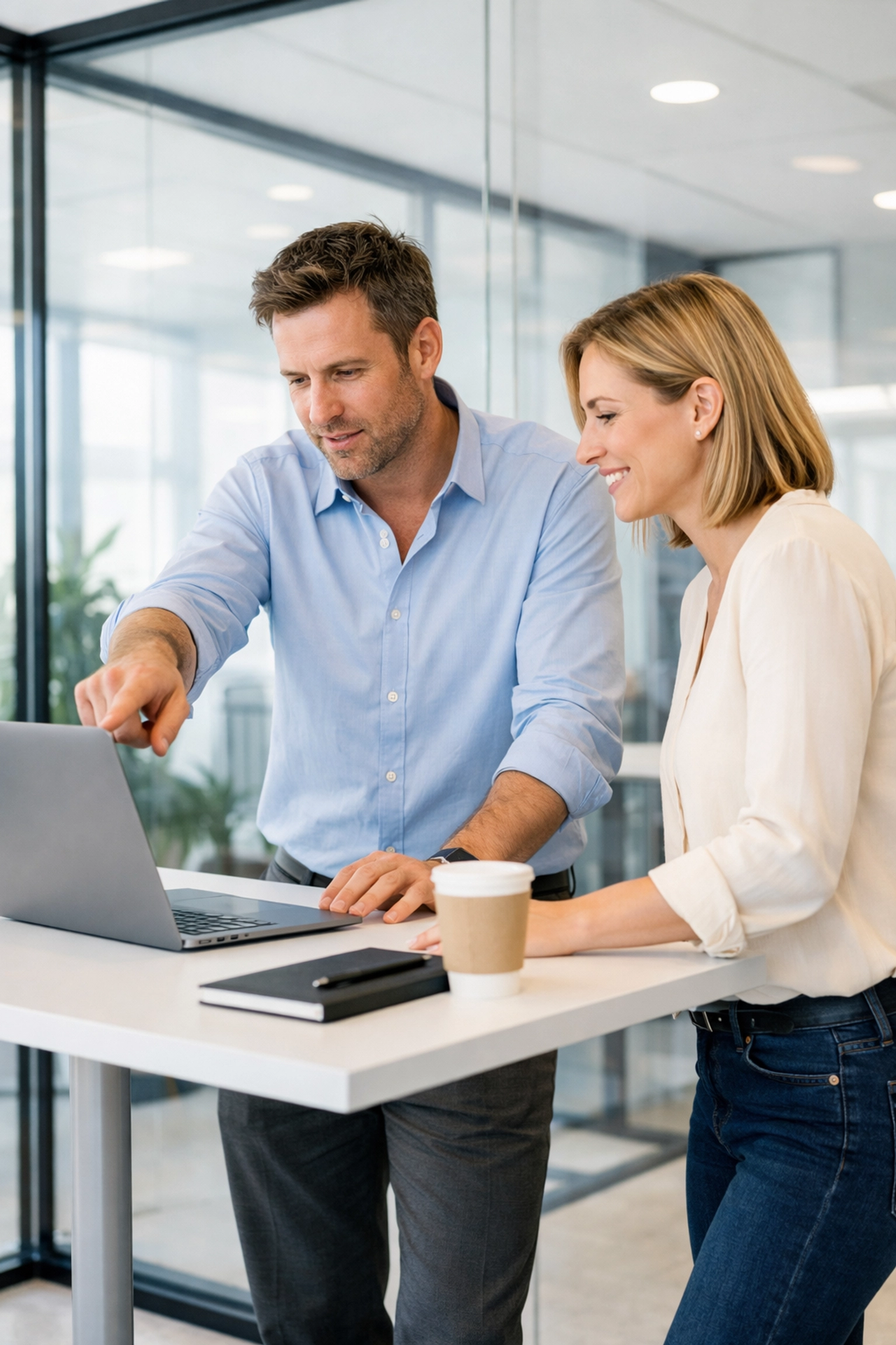 Daadkrachtige besluitvorming en teamwork van professionals in een modern, licht kantooroverleg.