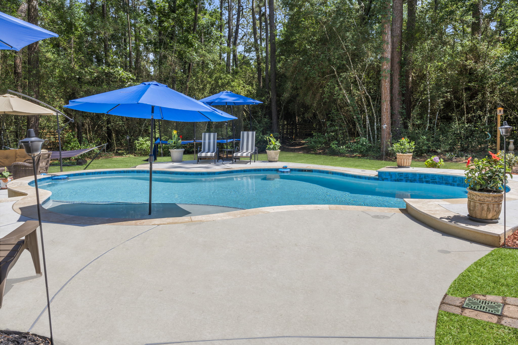 Natural stone and lush landscaping in a Texas backyard