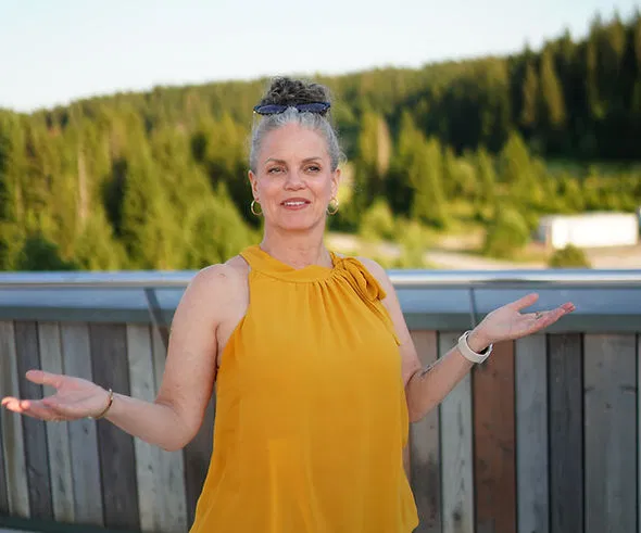 welcoming-facilitator-yellow-top-forest-background