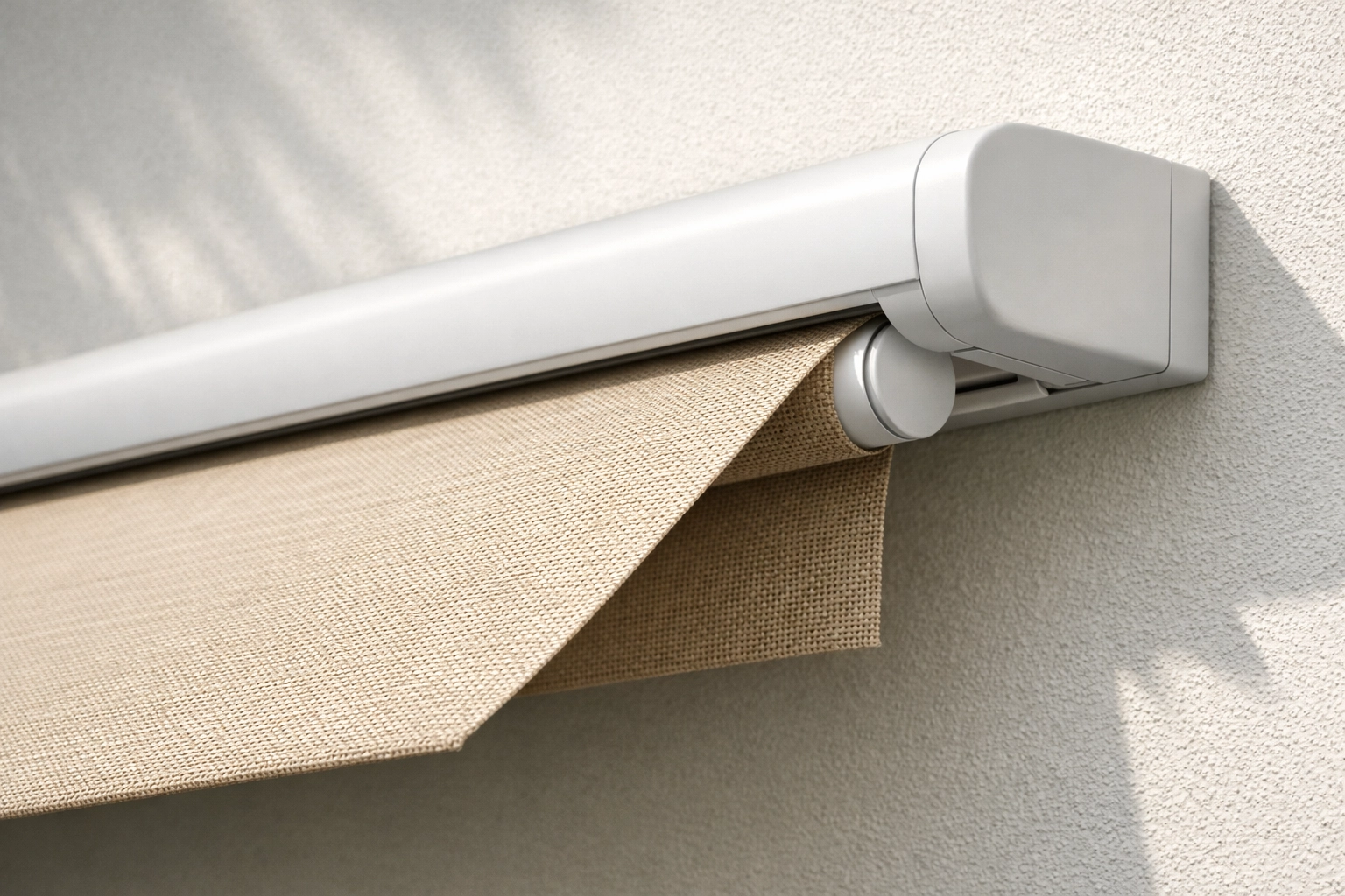 Elegante Kassettenmarkise in Wien mit sandfarbenem Stoff für komfortable Terrassenbeschattung.