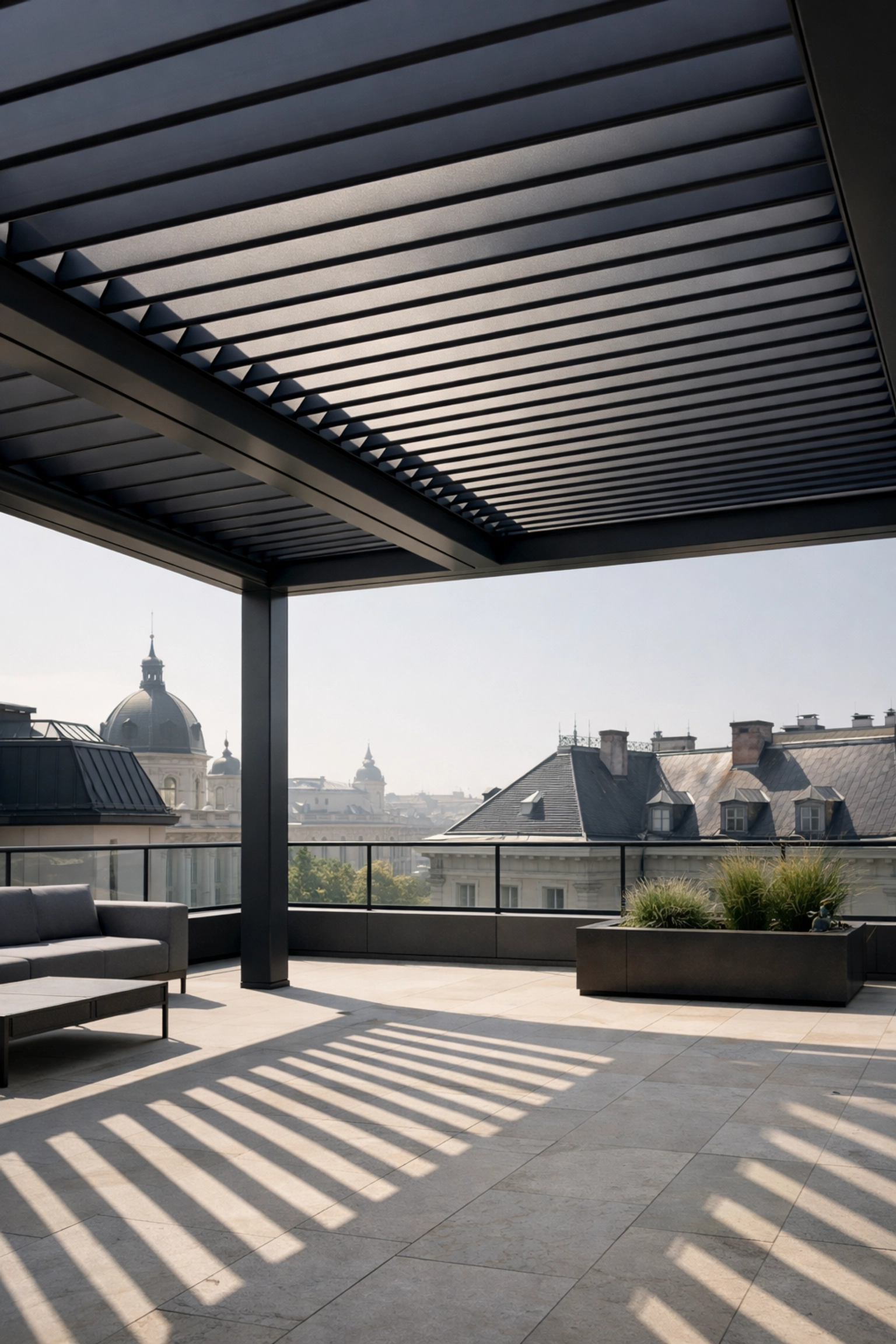 Modernes bioklimatisches Lamellendach in Wien aus Aluminium mit verstellbaren Lamellen auf einer Dachterrasse.