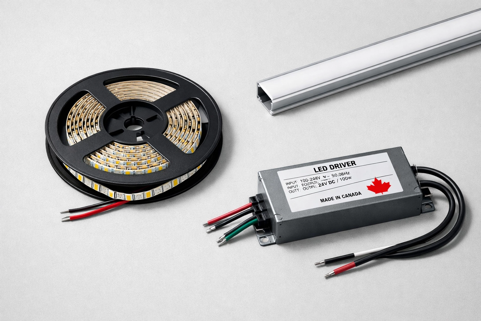 Composants d’éclairage professionnel incluant ruban LED haute densité et profilé en aluminium.