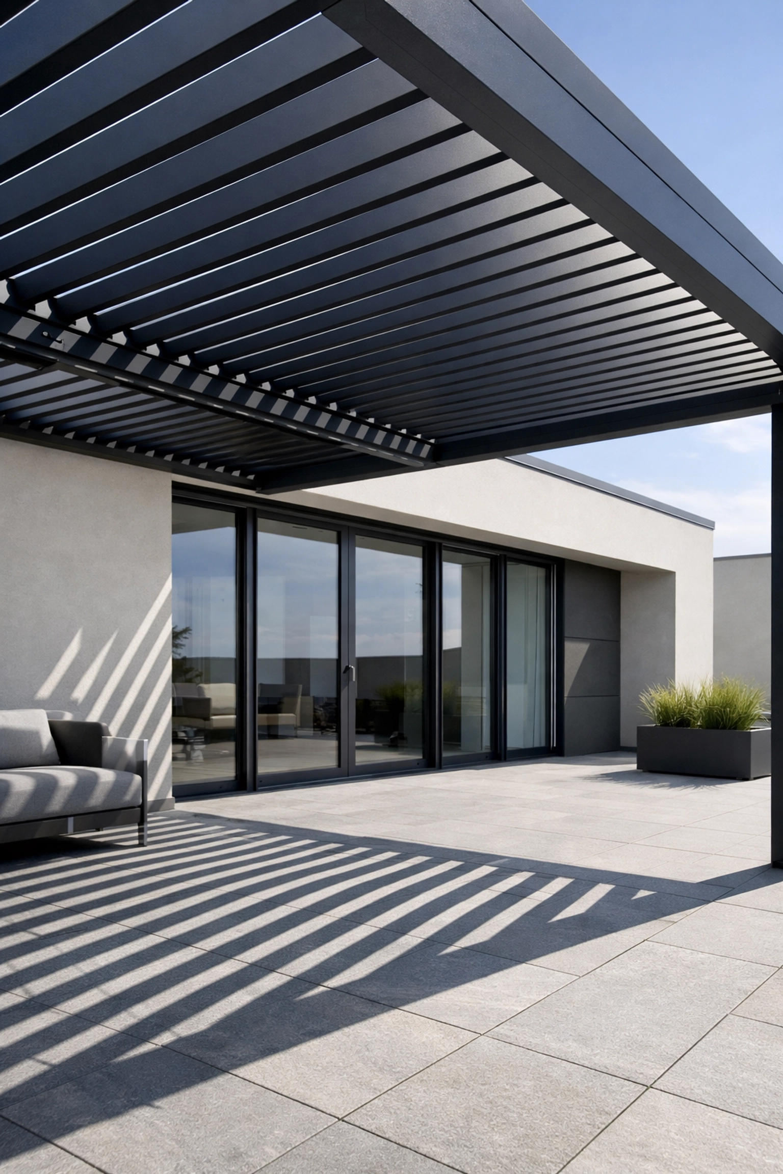 Modernes Lamellendach Wien in Anthrazit für elegante Terrassengestaltung und flexible Lichtregulierung.