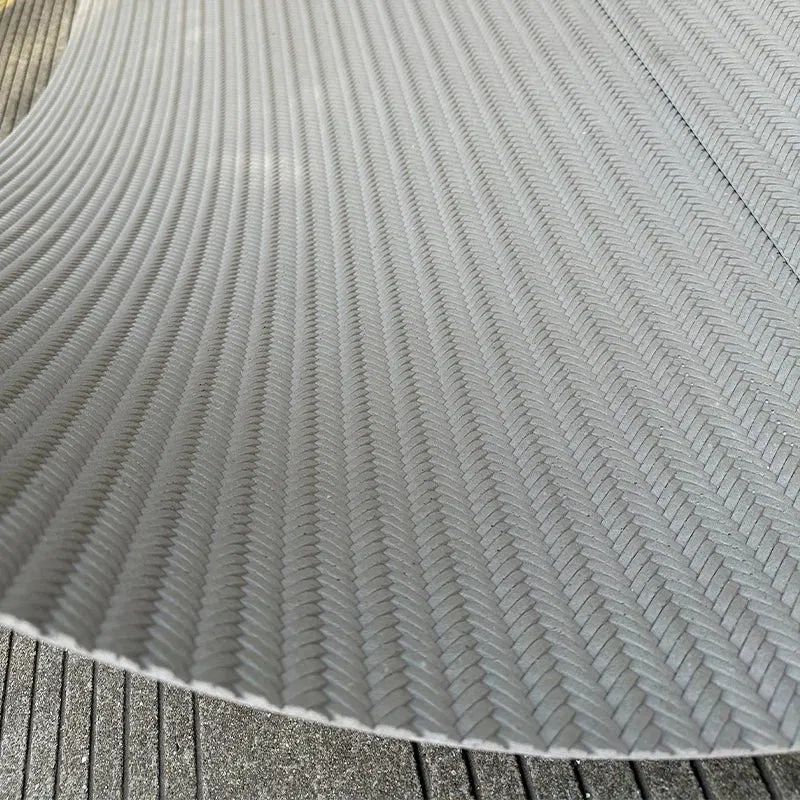 Gros plan sur un panneau Flexible Natural Stone Eco-Flexi MCM présentant une surface texturée chevron contemporaine, soulignant la flexibilité légère.