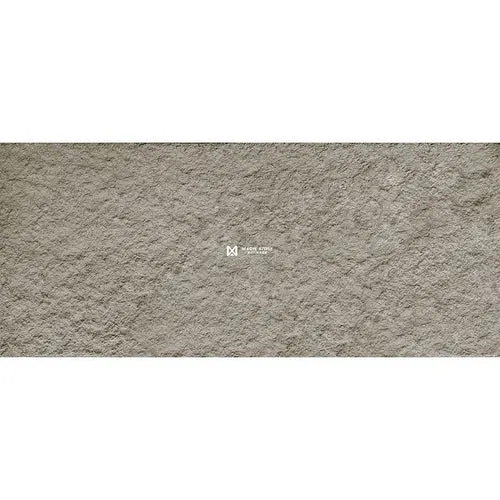 Panneau en pierre naturelle flexible™ gris clair avec une surface naturelle et texturée, fabriqué à l'aide de la technologie Eco-Flexi MCM. Léger et durable, adapté à une installation sans joint sur des surfaces planes ou courbées. Classé au feu ASTM E84 Classe A.