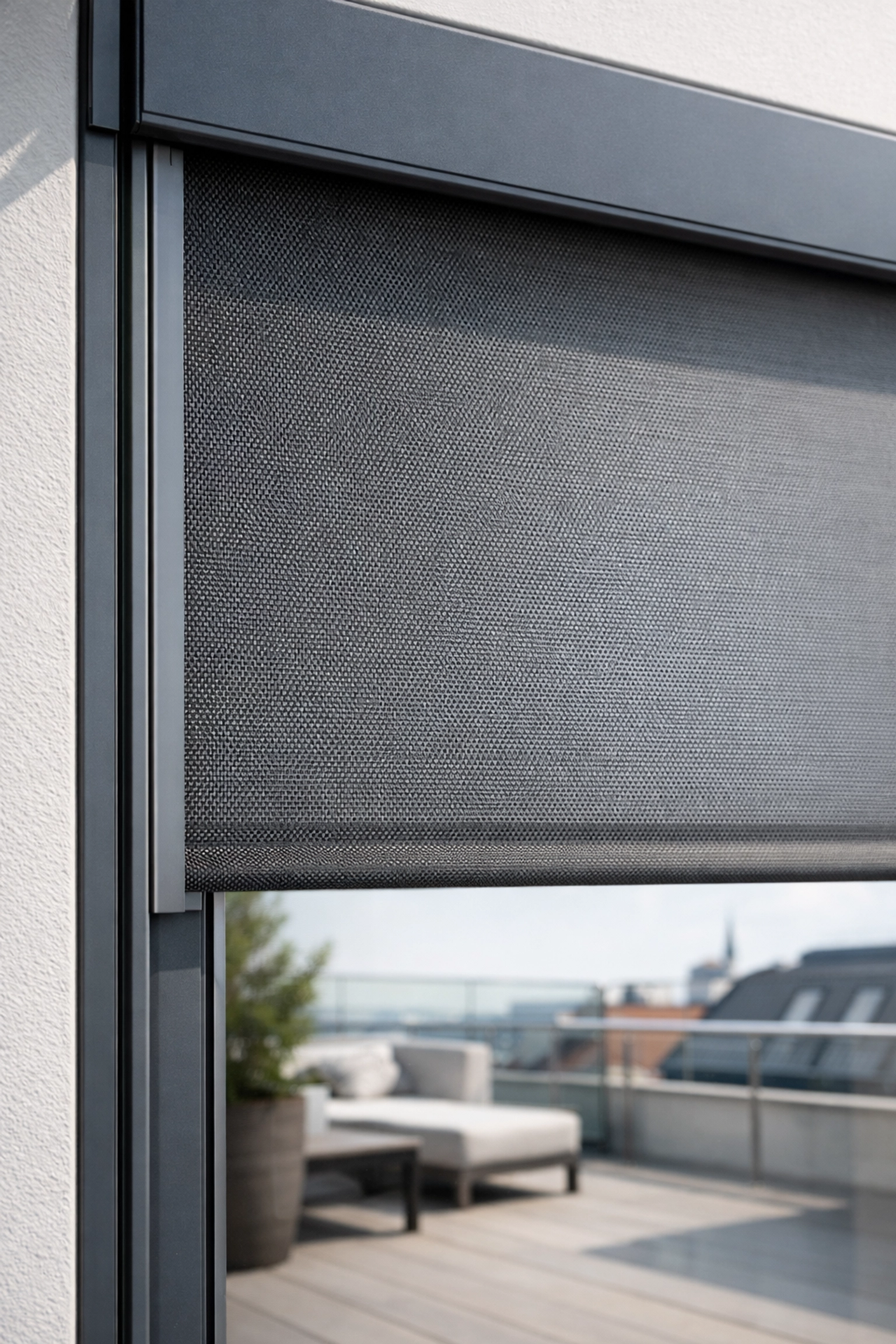 Moderner Zip Screen Wien in Anthrazit an einem Panoramafenster für windstabilen Sonnenschutz.