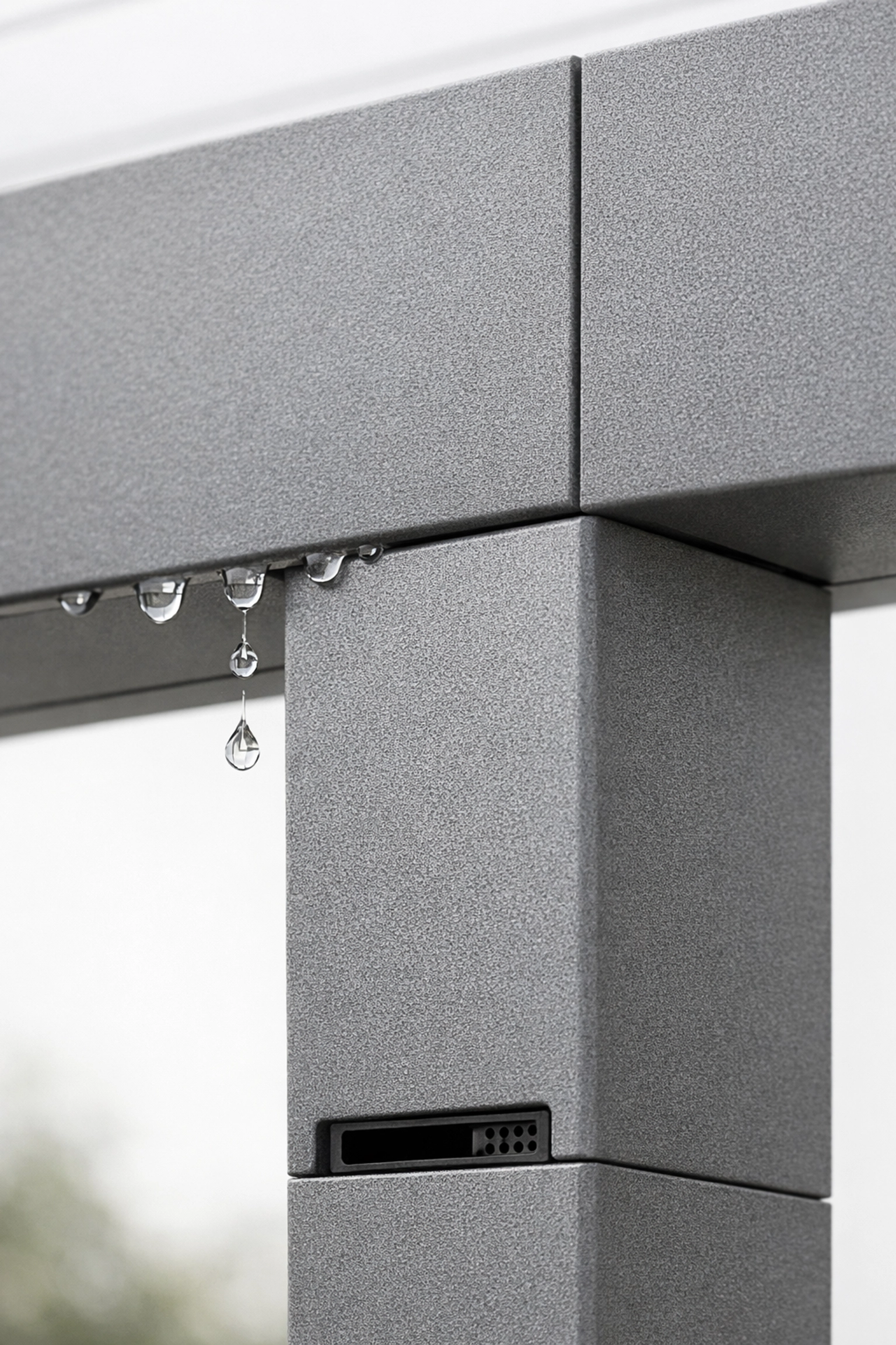 Präzises Aluminium-Profil einer Pergola mit integriertem Entwässerungssystem für lange Haltbarkeit.