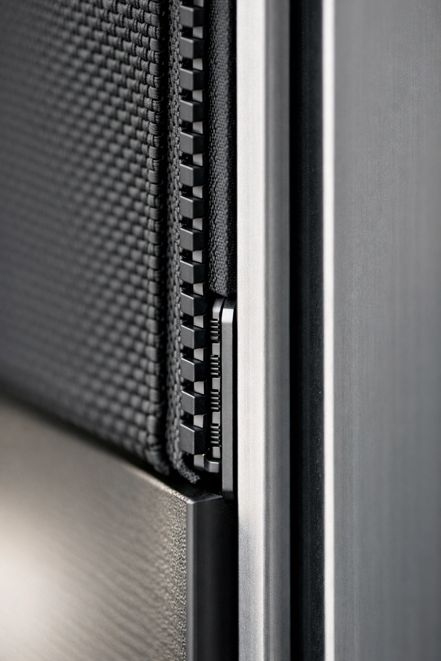 Reißverschluss-System eines Zip Screen Wien für höchste Stabilität bei starkem Wind.