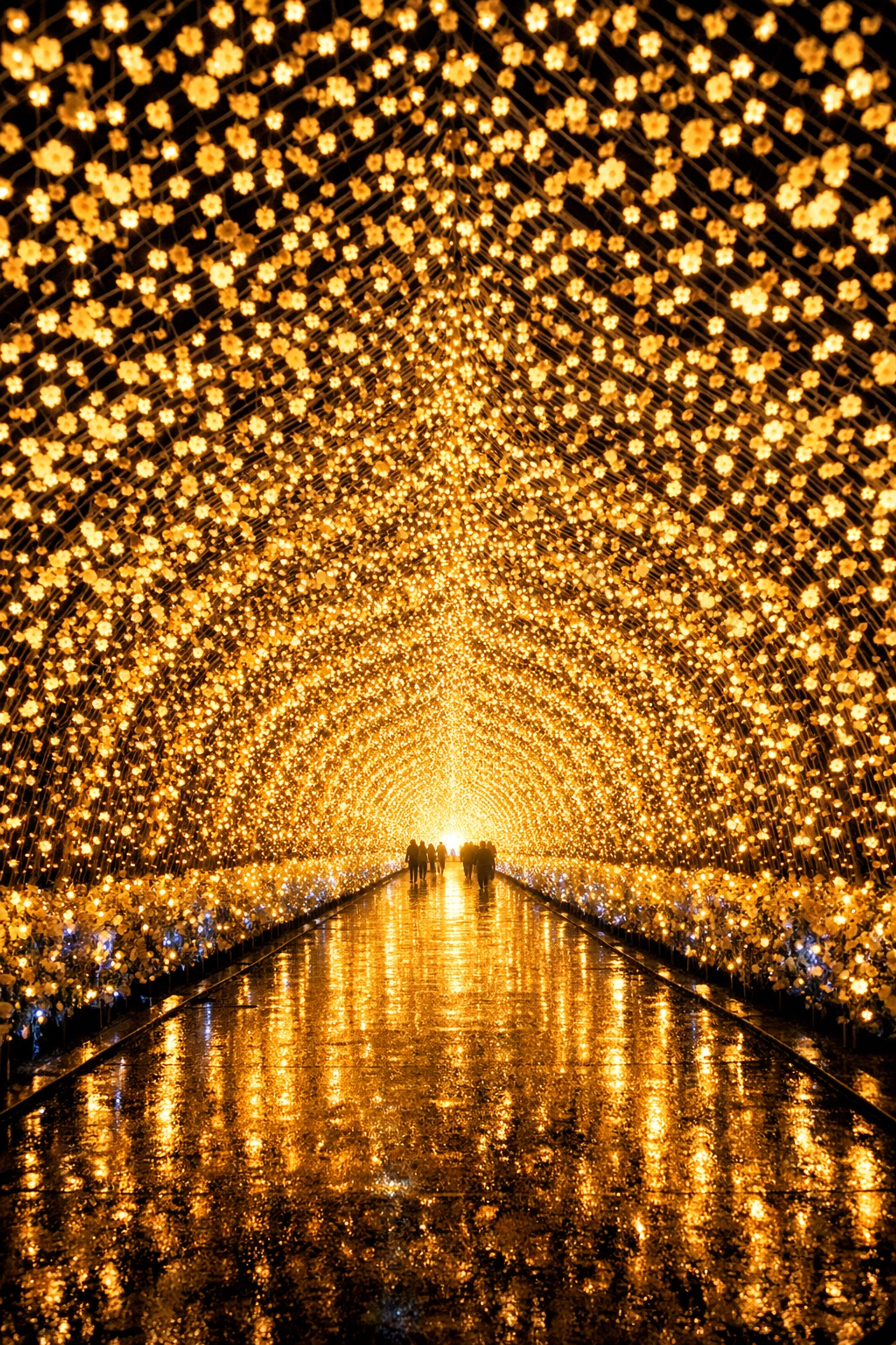 The Tunnel of Light at Nabana no Sato, a magical destination and one of the top photo spots in the Nagashima area.