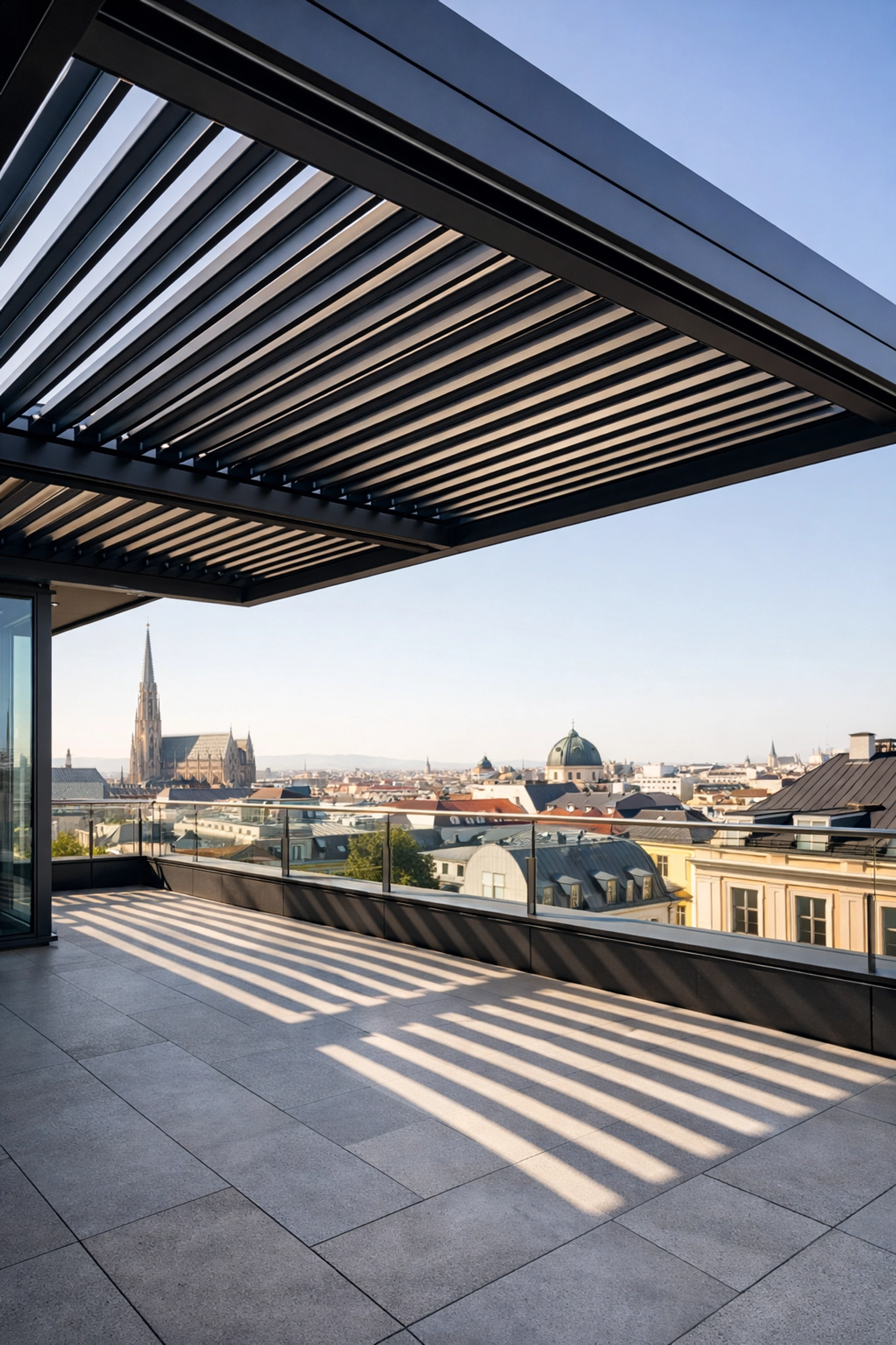 Modernes Lamellendach in Anthrazit auf einer Wiener Dachterrasse mit bioklimatischen Lamellen.