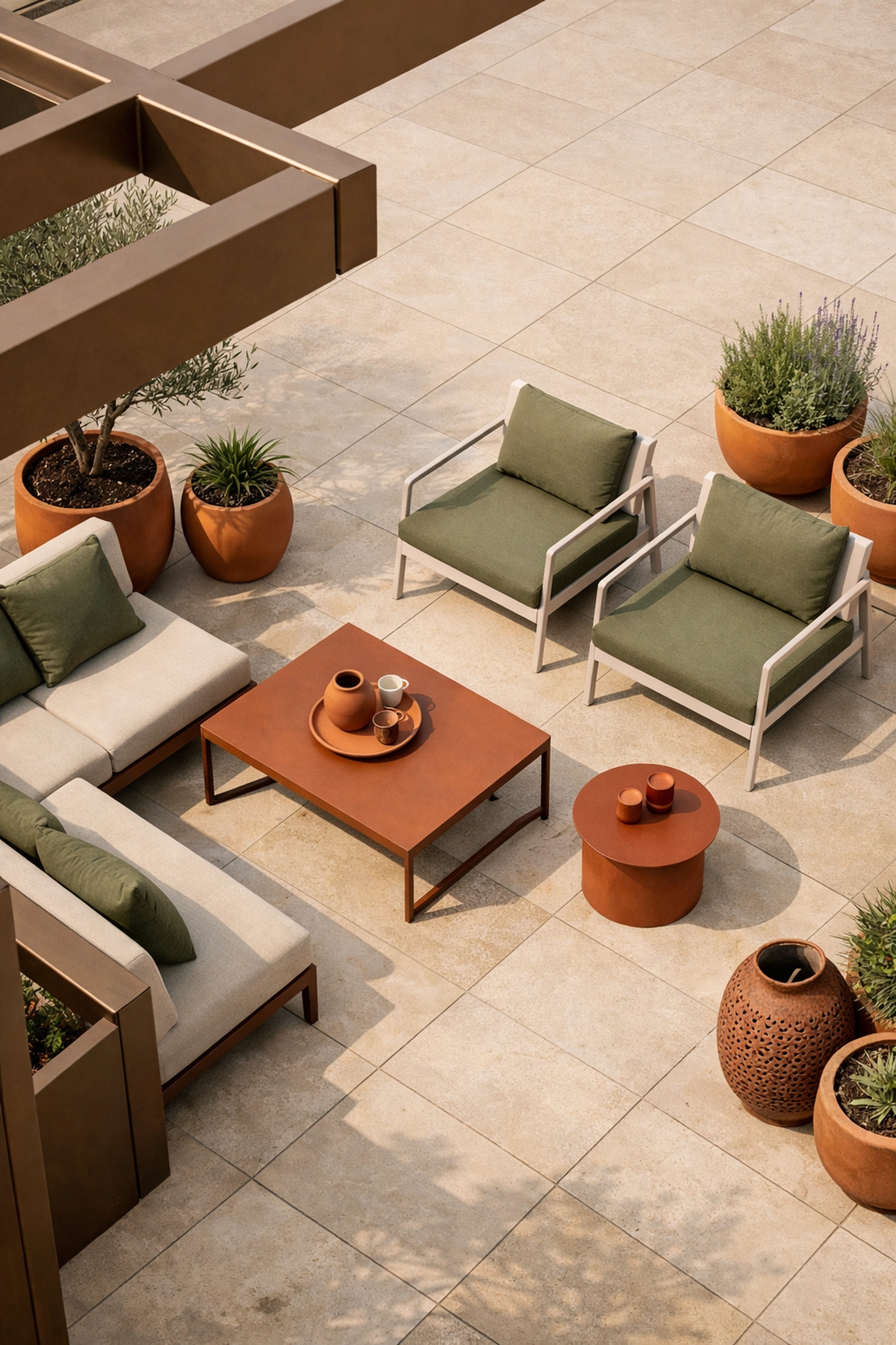 Wiener Terrasse in warmen Erdtönen mit Pergola und minimalistischen Möbeln